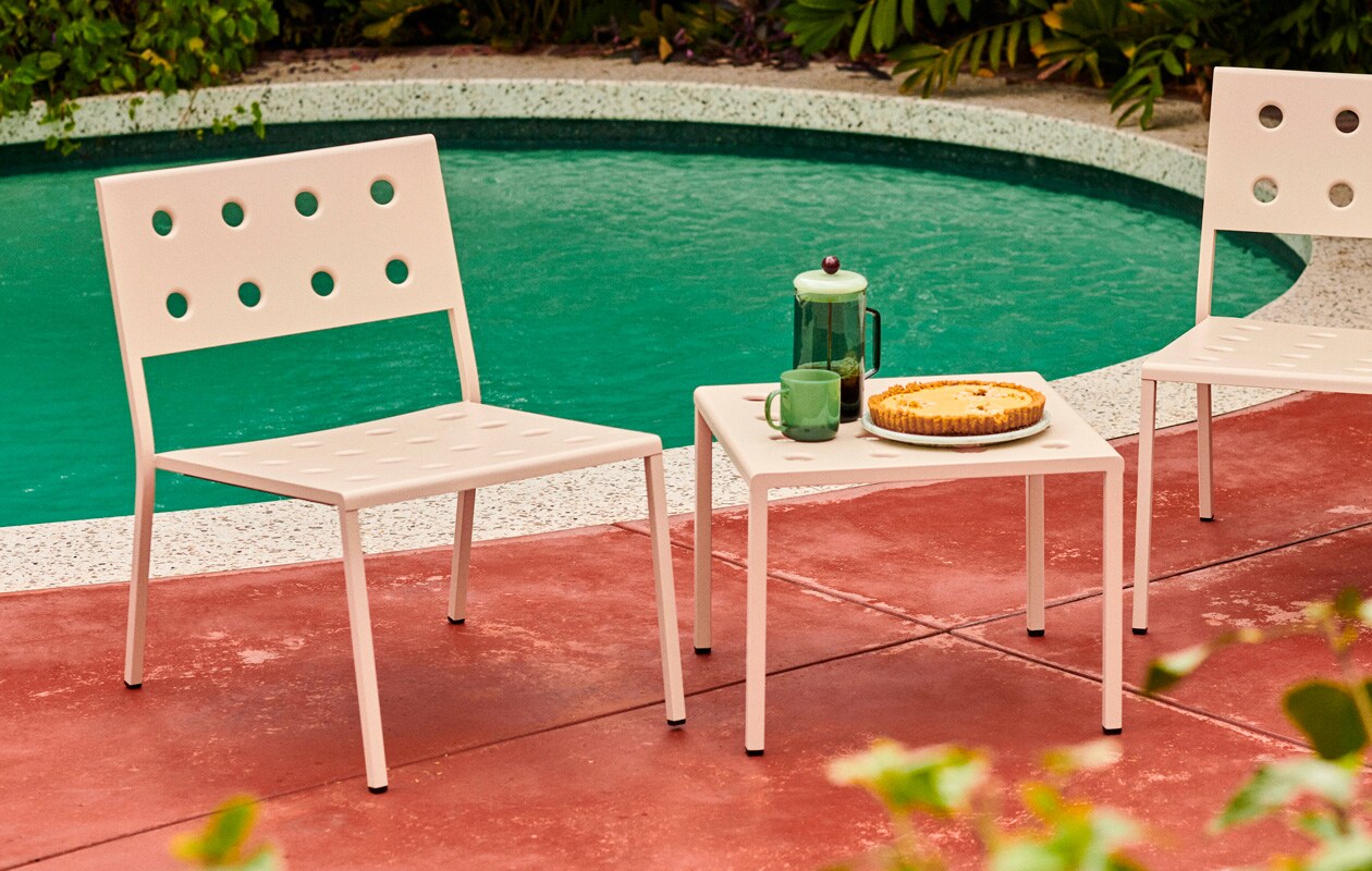 Balcony Lounge Chair en lage tafel in chalk white Hay