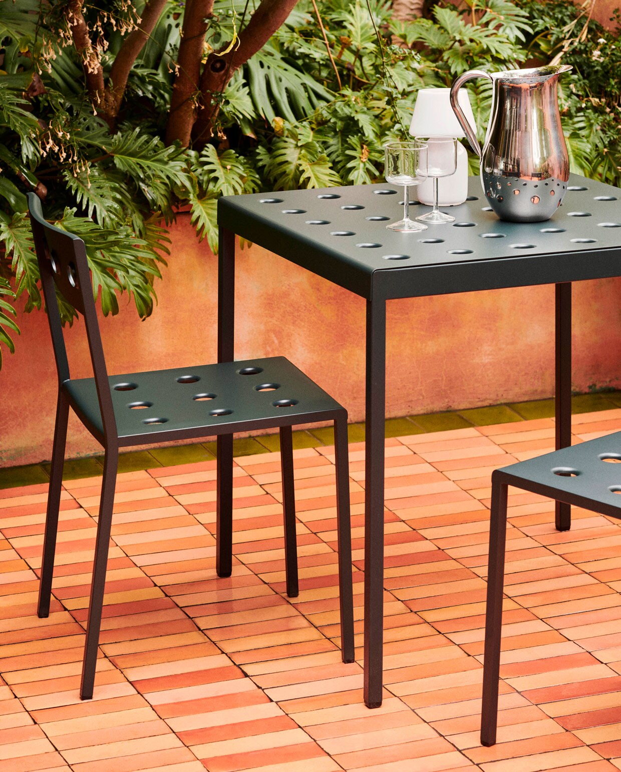 Balcony Lounge Chair en hoge tafel in dark forest Hay