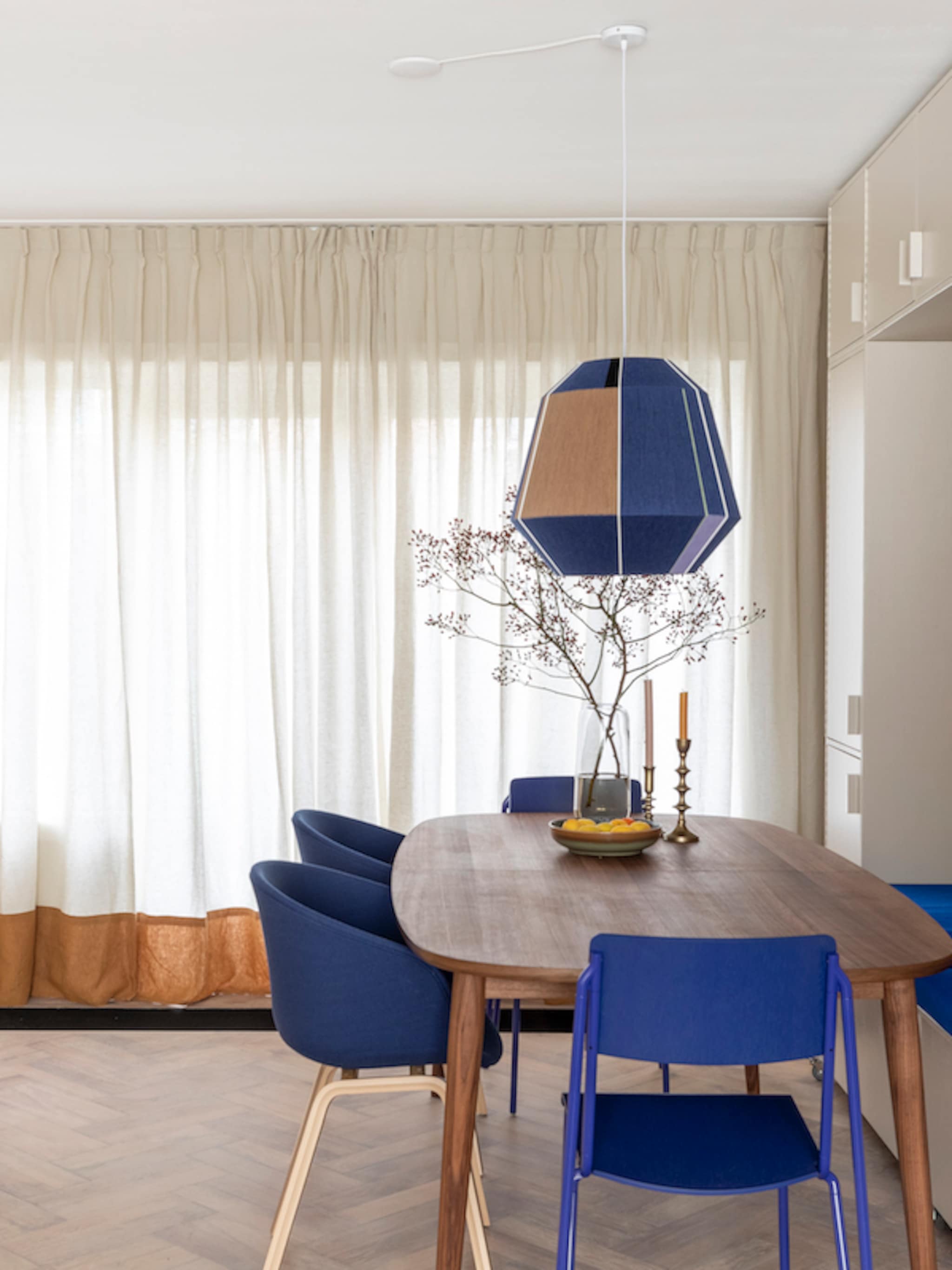 stylist fietje bruijn laat zien hoe je kobaltblauw in je interieur toepast