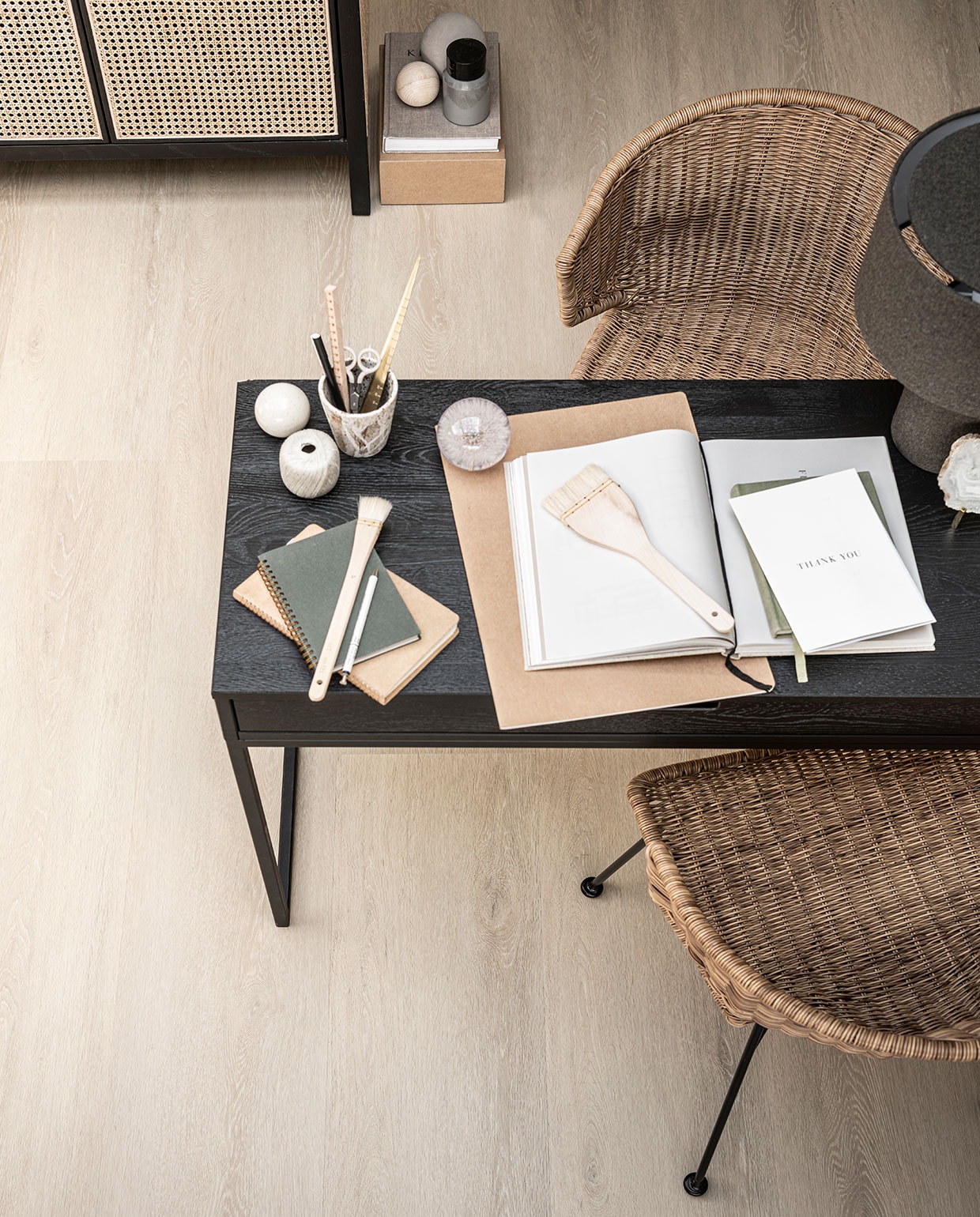 PVC Vloer van de vtwonen huiscollectie: Wide Board in kleur Naturel, extra brede plank 152,5×30,5 cm, dryback, click. Ook in de kleuren Polar, Sunkissed en Roasted.M.m.v. basiclabel.nl (bureau van Woood Exclusive, stoelen van Woood), loods5.nl (kast van Loods 5 Goods), vtwonen.nl (lamp van Bloomingville) letoile.store (presse-papier), sissy-boy.com (mok, kristal op goudmetalen houder). Overig privébezit. vtwonen 06-2021 | styling Danielle Verheul | productie Tanja Saarberg | fotografie  Sjoerd Eickmans