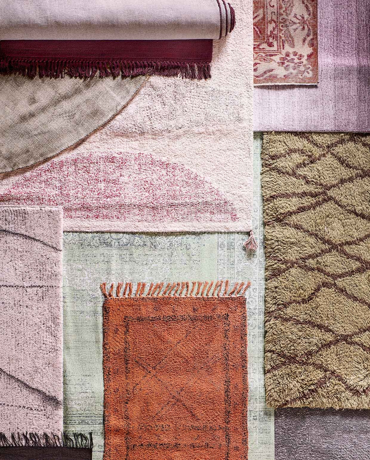 Paars laagpolig vloerkleed Arc de Sant Purple van Momo rugs, in verschillende maten verkrijgbaar, 170×240 cm € 959,- (vloerkledenwinkel.nl). Vintage bruin-roze vloerkleed, 285×174 cm € 490,- (rozenkelim.nl). Getuft vloerkleed met abstracte vormen van Madam Stoltz, 140×200 cm € 171,50, oranje-rood getuft vloerkleed van Madam Stoltz, 70×140 cm € 67,-, chocoladebruin vloerkleed Melange van Ferm Living, 60×100 cm € 39,- (deens.nl). Groen vloerkleed Ravel, 250 cm (Ø) € 499,-, vloerkleed met franje Valence van Linie Design in kleur Plum, 300×200 cm € 570,99 (vtwonen.nl). Olijfgroen berber vloerkleed met bruine zigzaglijnen, 280×180 cm € 895,- (hkliving.nl). Groen vloerkleed met print Khayyam Told Me Canal Grande van Jackie and the Fish, in verschillende maten verkrijgbaar vanaf € 130,- (vloerkledenwinkel.nl). Grijs vloerkleed Abstract van vtwonen, 160×230 cm € 129,-, wit-grijs vloerkleed Abstract van vtwonen, 160×230 cm € 129,- (karwei.nl). Oudroze geweven vloerkleed Oksa van Linie Design, 170 cm (Ø) € 270,- (vtwonen.nl). vtwonen 04-2022 | Styling Marlies Does | Fotografie Sjoerd Eickmans | Assistentie Yara Wagner