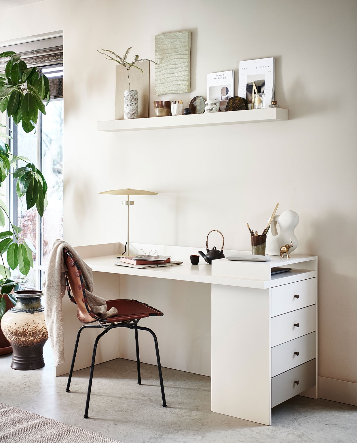 Verf op muur Mushroom nr. 142 (littlegreene.nl). Theepot met kopje € 35,99, bruin/groene mok € 15,99, groen/bruine aardewerken pot met kaars € 19,99, rond klein bordje, per stuk € 11,99, sisal vloerkleed, 160×230 cm € 279,- (zarahome.com). Organische decoratieve steen € 24,99 (hm.com). Gouden tafellamp Reflection van Bolia € 364,99 (vtwonen.nl). Overig privébezit. vtwonen 04-2022 | productie &amp; styling Kim van Rossenberg | uitvoering Richard van Meerveld | fotografie Sjoerd Eickmans