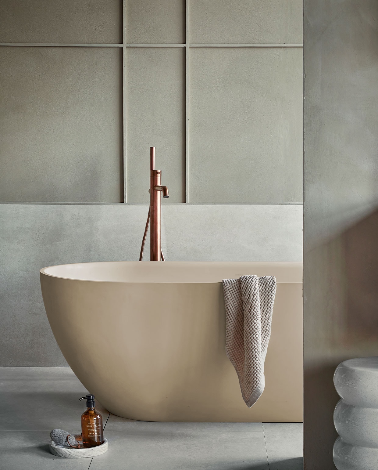 Top Solid bad Endless in zand, 160x73x57 cm (lxbxd), inhoud 200 liter  (ook verkrijgbaar in  in grijs en zwart). Op vloer vtwonen tegels Raw Sand, 60×120 cm. Achter bad vtwonen tegels Raw Sand, 80×80 cm (go.vtwonen.nl/tegels) . Overig privébezit vtwonen 05-2022 | productie Tanja Saarberg | styling Kim van Rossenberg | fotografie Peggy Janssen