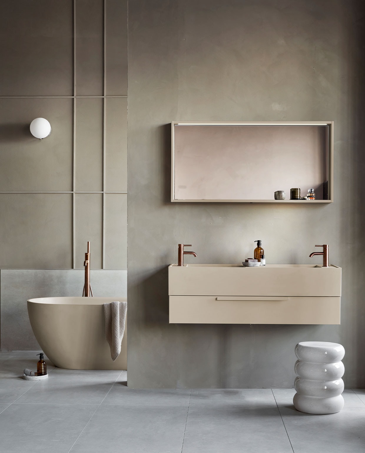 Kunststof spiegel Gorgeous in zand, inclusief ledstrip met bewegingssensor, 59,6x120x10 cm (lxbxd) (ook verkrijgbaar in breedtematen 60 cm en 90 cm en in wit, grijs en zwart). Top Solid wastafel Wide in zand, 40x121x20 cm (lxbxd) (ook verkrijgbaar in breedtematen 61 cm en 91 cm, in wit en in Quartz en Marmer). Kunststof afdekblad in mat zand, 120 cm. Kunststof onderkast Tidy in zand, 1 lade met handgreep, 20x120x40 cm (lxbxd) (ook verkrijgbaar in breedtematen 60 cm en 90 cm en in wit, grijs en zwart). Top Solid bad Endless in zand, 160x73x57 cm (lxbxd), inhoud 200 liter (ook verkrijgbaar in Quartz, grijs en zwart). Op vloer tegels Raw Sand van vtwonen, 60×120 cm. Achter bad vtwonen tegels Raw Sand, 80×80 cm per m². M.m.v. vestingh.nl (kleur op de muur Brown Wood No. 222), vtwonen.nl (wandlamp TR Bulb van Menu, kruk Chubby van Pols Potten), nordal.eu (rond marmeren plateau), zarahome.com (geurkaars in glas, zeeppompjes, zeepschaaltje, handdoek), stories.com (parfum), hotbath.nl (messing kranen). Overig privébezit. vtwonen 05-2022 | productie Tanja Saarberg | styling Kim van Rossenberg | fotografie Peggy Janssen