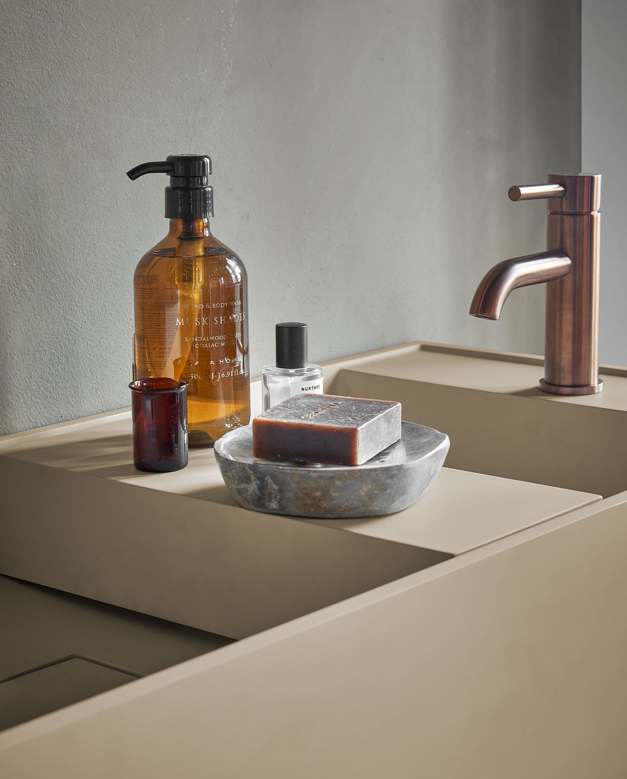 Top Solid wastafel Wide in zand (verkrijgbaar in breedtematen 61 cm, 91 cm, 121 cm en in Quartz en Marmer). Top Solid plateau (ook verkrijgbaar in Quartz). vtwonen 05-2022 | productie Tanja Saarberg | styling Kim van Rossenberg | fotografie Peggy Janssen\n