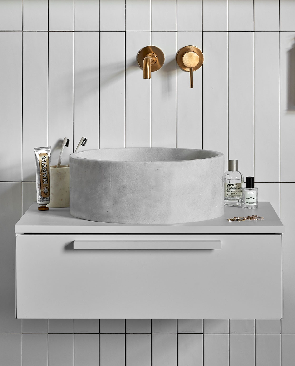Marmeren waskom Circle in wit, 37×15 cm (Øxh) € 480,- (ook verkrijgbaar in bruin, zwart en zilvergrijs en in Top Solid en Quartz). Kunststof afdekblad in wit, 60 cm € 120,-. Kunststof onderkast Tidy in wit, 1 lade met handgreep, 20x60x40 cm (lxbxd) € 515,-. Op de wand vtwonen tegels Marrakesh Nieve mat, 6,5×40 cm, per m² € 70,-. vtwonen 05-2022 | productie Tanja Saarberg | styling Kim van Rossenberg | fotografie Peggy Janssen\n