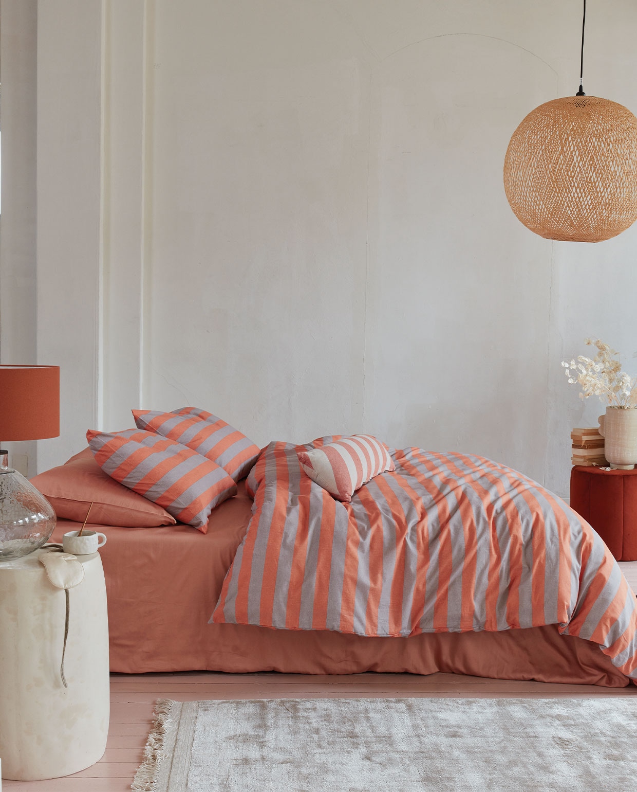 Katoenen dekbedovertrek Bold Stripe, 100% katoen, kleur Peach, 140×200/220 cm € 59,95, 200x 200/220 cm € 109,95, 240×200/220 cm € 119,95, 260×200/220 cm € 139,95. Kussen Bold Long, acryl en polyester, kleur Peach, 30×90 cm € 39,95. vtwonen 05-2022 | styling Danielle Verheul | fotografie Richard Smit | productie Tanja Saarberg