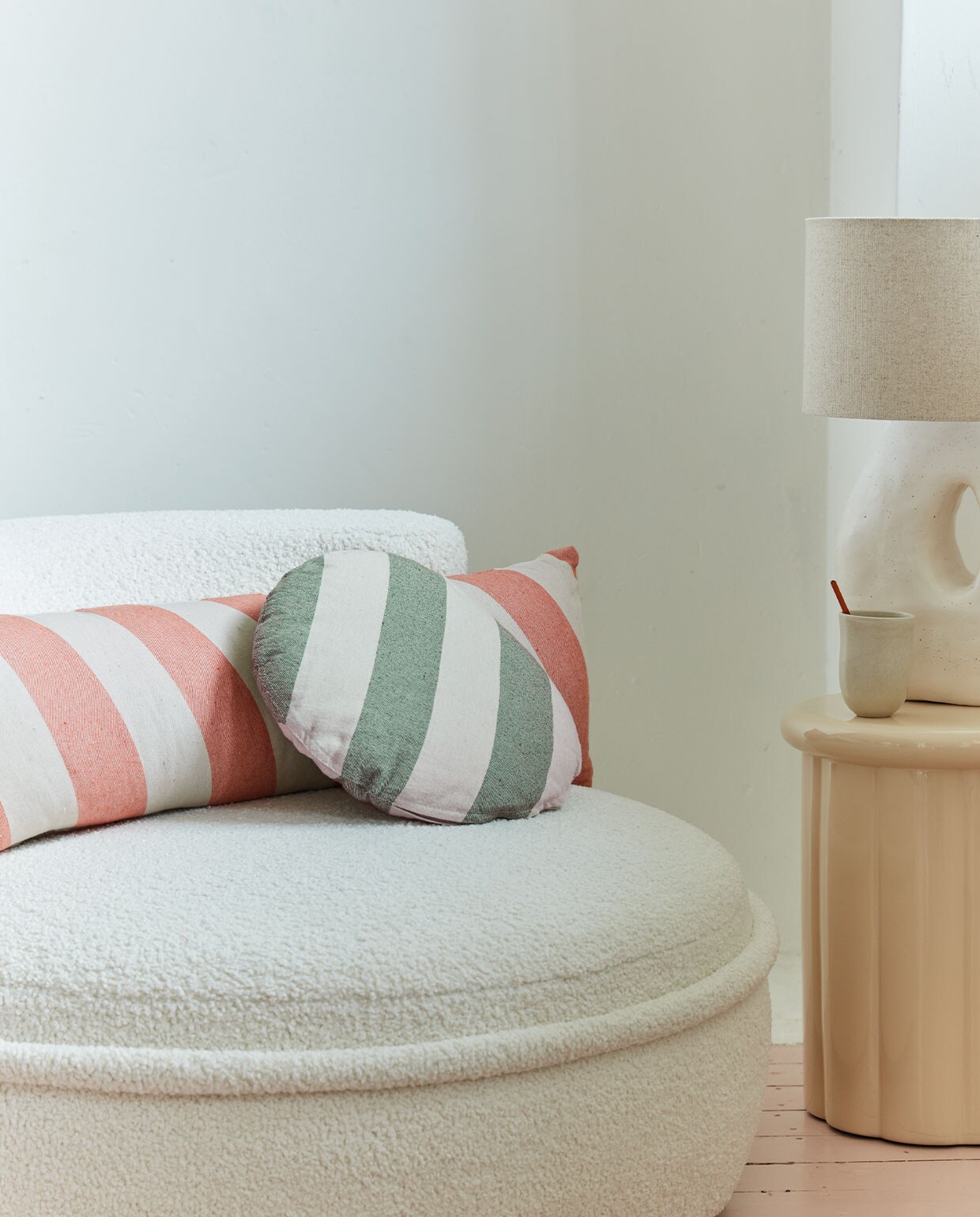 Kussen Bold Long, acryl en polyester, kleur Peach, 30×90 cm. Kussen Bold Round, acryl en polyester, kleur Green, 40 cm (Ø) € 49,95 (ook verkrijgbaar in Peach).M.m.v. loods5.nl/goods (fauteuil). vtwonen 05-2022 | productie tanja saarberg | styling Danielle Verheul | fotografie Richard Smit\n
