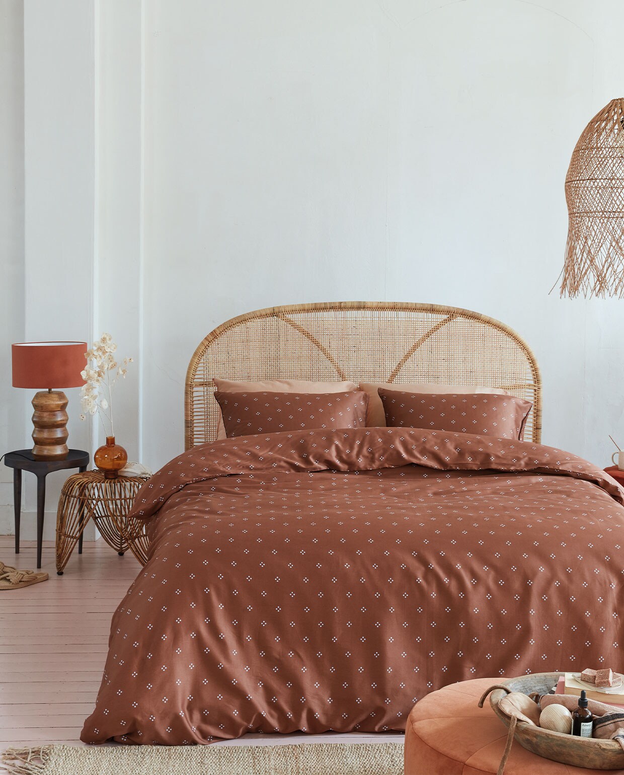 Dekbedovertrekset Sticking Dots, 100% katoensatijn, kleur Terra, 140×200/220 cm, 200x 200/220 cm, 240×200/220 cm en 260×200/220 cm. M.m.v. loods5.nl/design (metalen bijzettafel), loods5.nl/goods (tafellamp), letoile.store (rotan bijzettafel, vloerkleed), sissy-boy.com (bruine glazen vaas, fluwelen poef), nordal.eu (hoofdbord, hanglamp, nachtmasker), mimiettoi.com (houten schaal). Overig privébezit. vtwonen 05-2022 | productie tanja saarberg | styling Danielle Verheul | fotografie Richard Smit