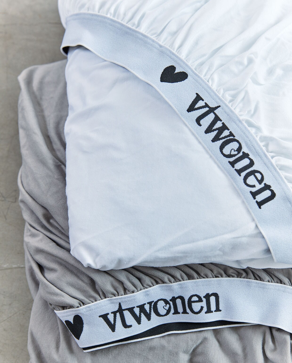 Hoeslaken, 95% katoen en 5% lycra, grijs en wit, 80/90/100×190/200 cm, 150/160×200 cm en 180×200 cm . vtwonen 05-2022 | productie tanja saarberg | styling Danielle Verheul | fotografie Richard Smit