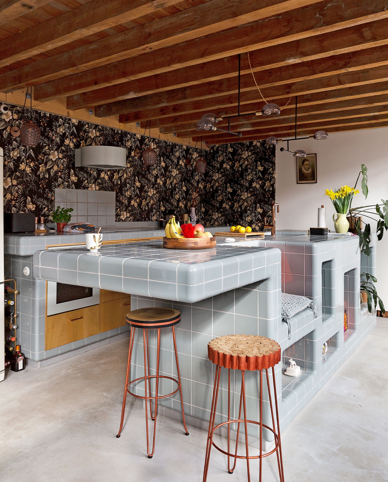 Keuken van D-tile in de kleur Duif. Kookplaat, afzuigkap en oven Ikea, kraan van Nivito, ­afneembaar behang Hornbach, lampen Tangle via made.com, barkrukken Kave Home. vtverbouwen keuken 2 | fotografie en styling JANSEM | tekst Chris Muyres
