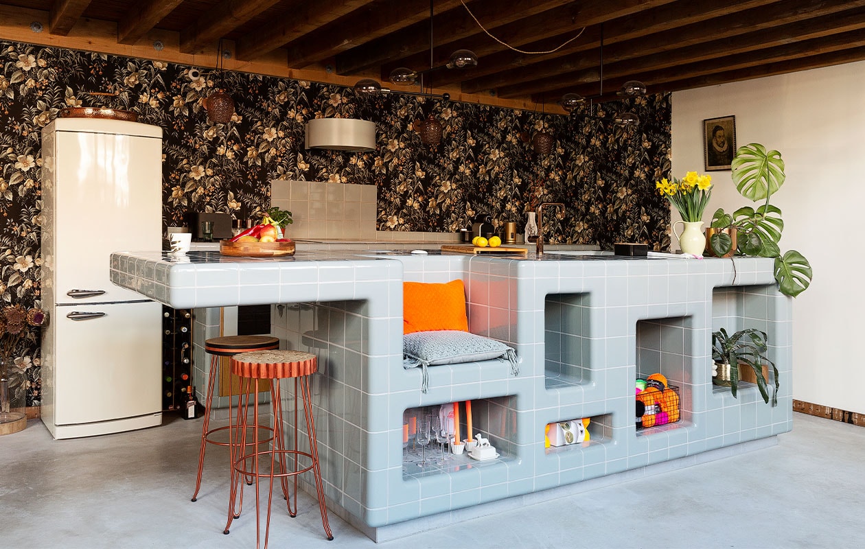 Keuken van D-tile in de kleur Duif. Kookplaat, afzuigkap en oven Ikea, kraan van Nivito, ­afneembaar behang Hornbach, lampen Tangle via made.com, barkrukken Kave Home. vtverbouwen keuken 2 | fotografie en styling JANSEM | tekst Chris Muyres