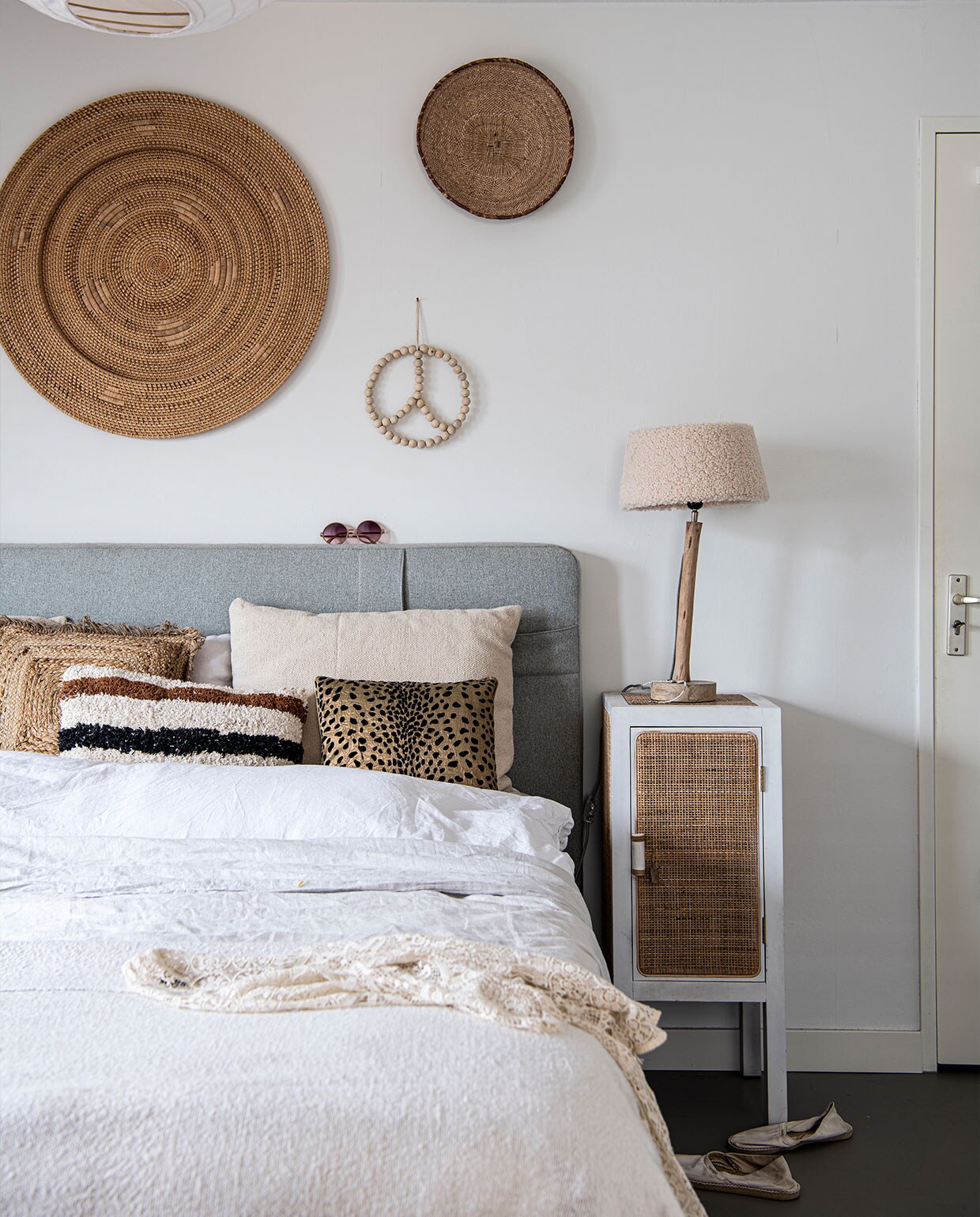Kussens Go Round, kussen dierenprint HKliving, teddy lampenkap Mars &amp; More. Bed Karlsson, beddengoed Walra, spreien H&amp;M Home en HKliving, wanddecoratie Manggis Living, peaceteken Evenaar, zonnebril Chanel, nachtkastje uit eigen winkel, merk onbekend. vtwonen 3-2022 | productie Insidehomepage | styling Esther Loonstijn | fotografie Louis Lemaire
