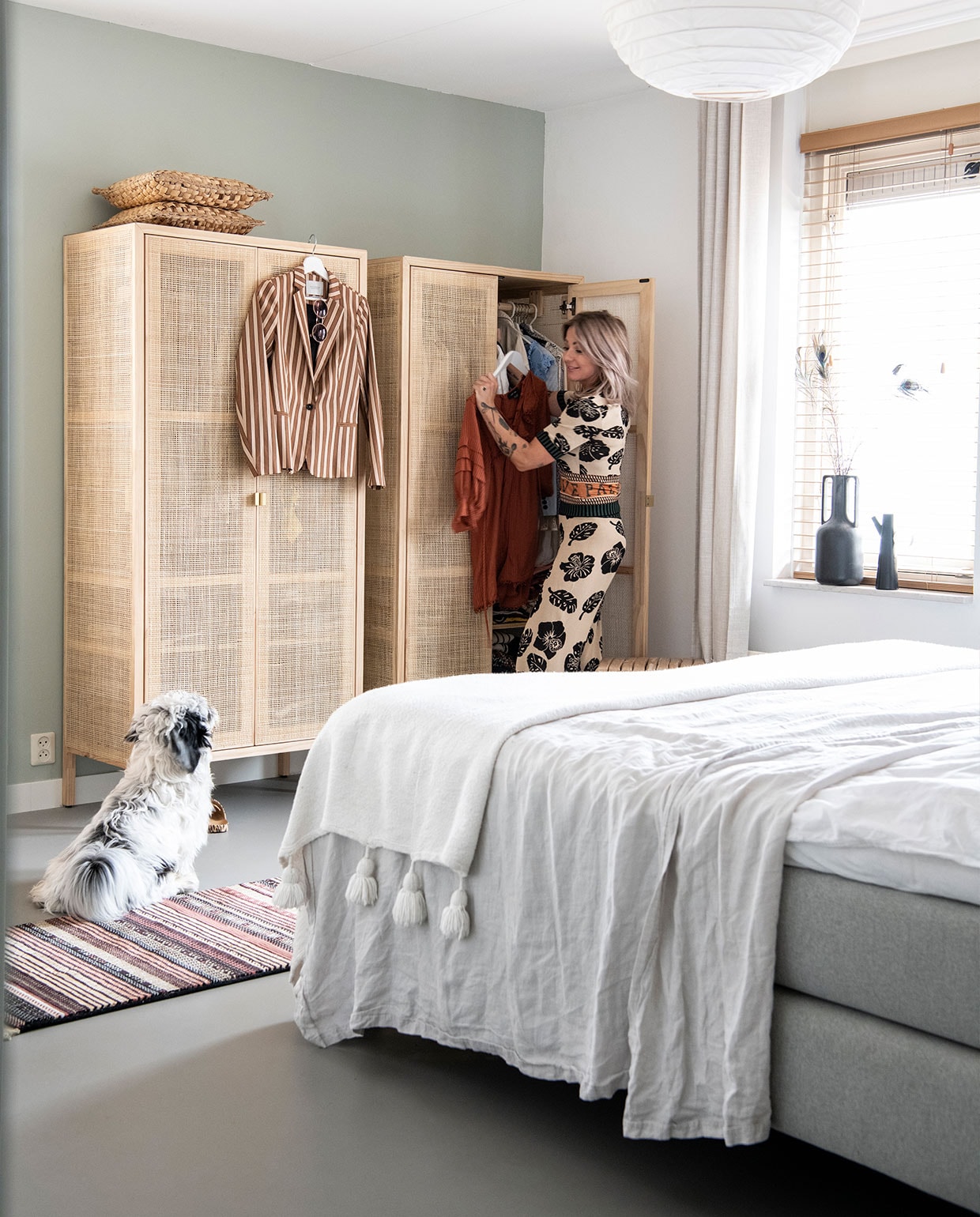 Vloerkleed Rocaflor, sprei bed Mrs. Bloom, bijzettafel Woood, potten Gina Da, accessoires allemaal uit eigen winkel. vtwonen 3-2022 | productie Insidehomepage | styling Esther Loonstijn | fotografie Louis Lemaire