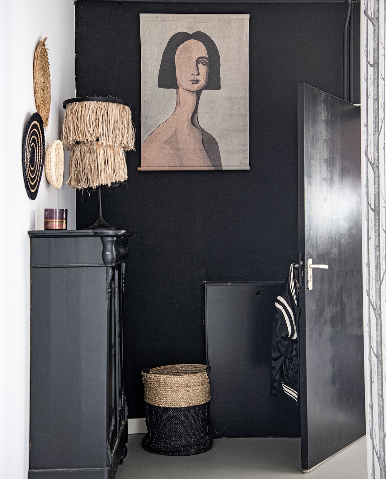 Zwarte meisjeskast van overgrootoma Lennard. Lamp PT, wandkleed en wanddecoratie HKliving. Muurkleur zwart, gietvloer Evolve, behang Cole and Son. Kaars XO en mand Manggis Living. vtwonen 3-2022 | productie Insidehomepage | styling Esther Loonstijn | fotografie Louis Lemaire