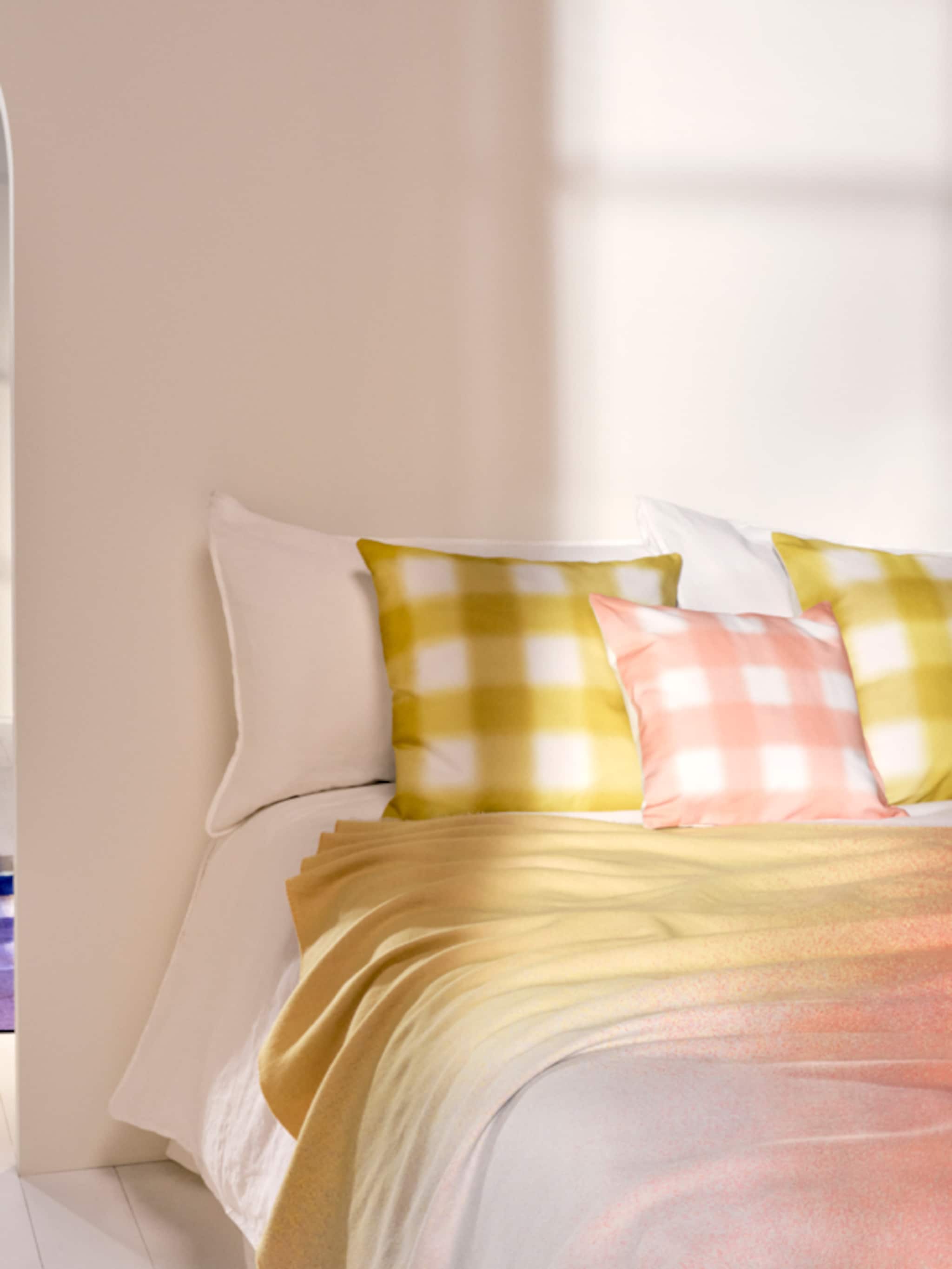 zien de kleurrijke collectie van h en m home x india mahdavi