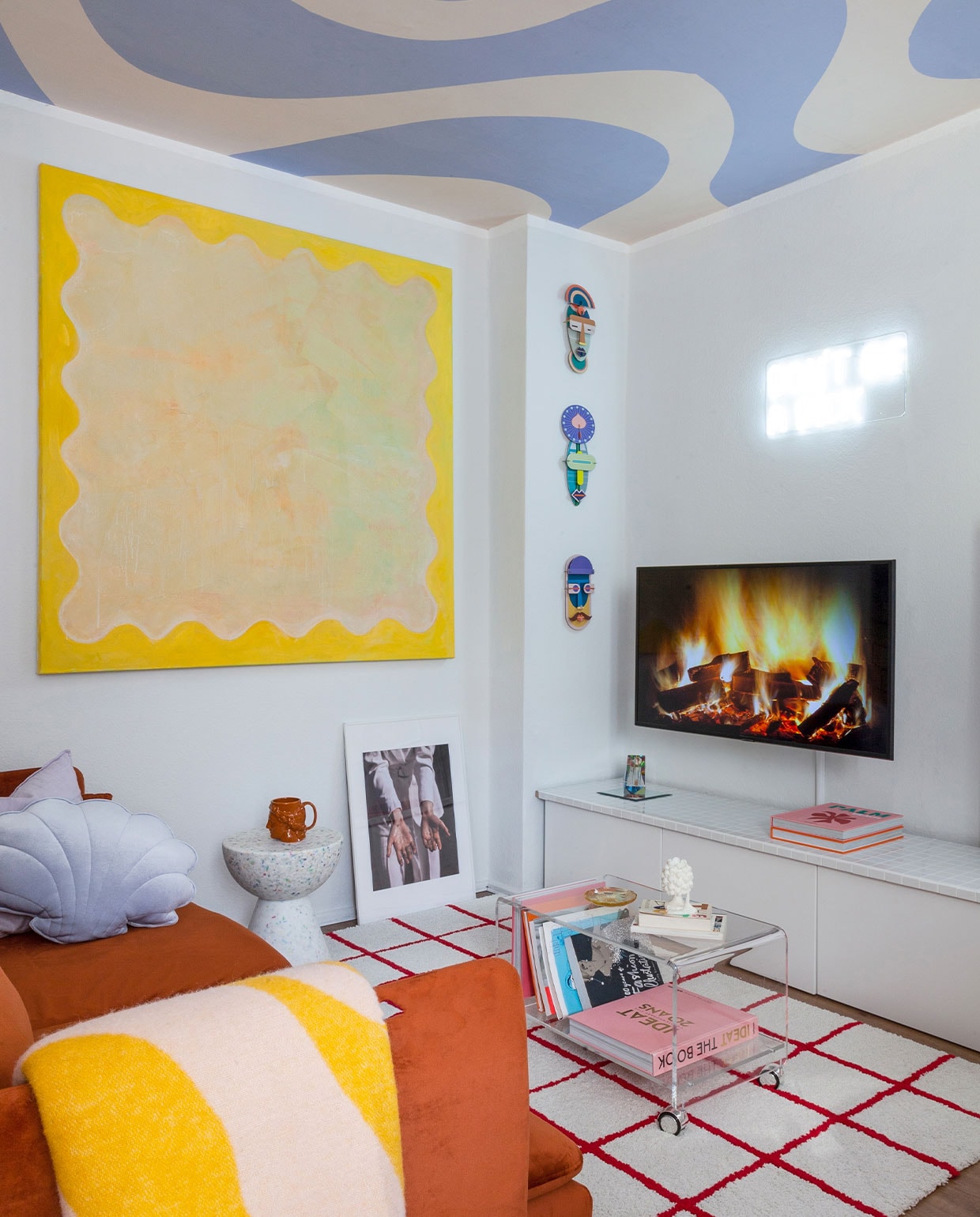 Behang op het plafond Curvy van Belarte Studio. Vloerkleed Ikea en koffietafel via Ebay. Bank Söderhamn van Ikea, hoes van Dekoria. Plaid Arket, kussen Moi Mili. Kruk Wild Studio, bruine beker en schilderij zelfgemaakt, kaars Sentimental Candles. Wandobjecten Studio Roof. Overig onbekend. vtwonen 4-2022 | styling Agi Raw | fotografie Anne-Catherine Scoffoni