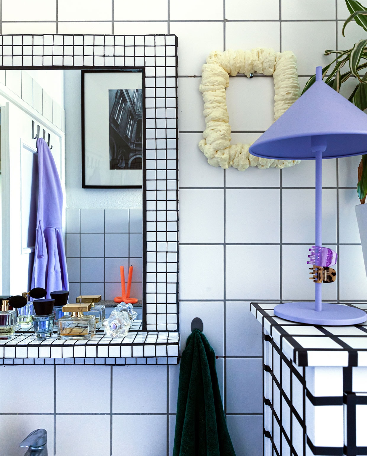 Lamp HKliving. Kast Hemnes van Ikea en spiegel zelf gedecoreerd. Overig onbekend. vtwonen 4-2022 | styling Agi Raw | fotografie  Anne-Catherine Scoffoni