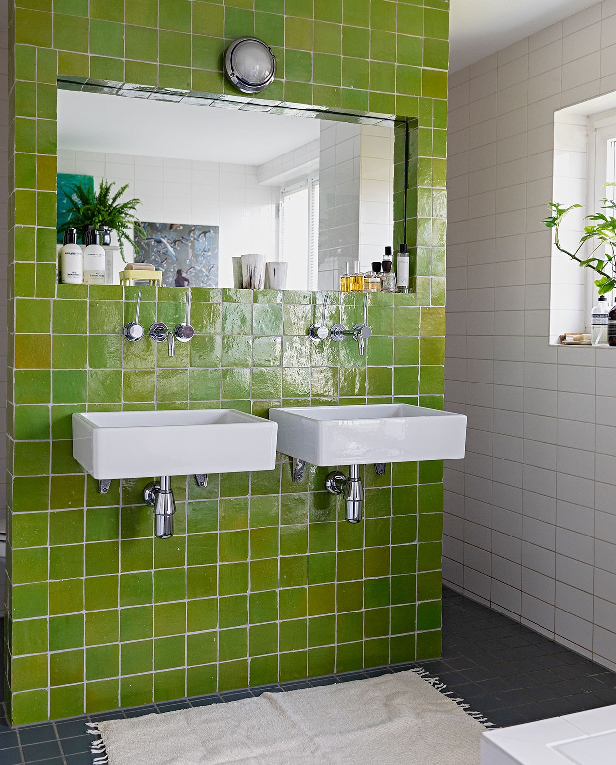 De bestaande witte badkamer werd opgefleurd met zelliges, Marokkaanse tegels. Sanitair Villeroy & Boch. Lamp Luceplan. Kleed meegenomen uit Uganda. vtwonen 07-2021 | styling Ilona Jongepier | fotografie Dana van Leeuwen