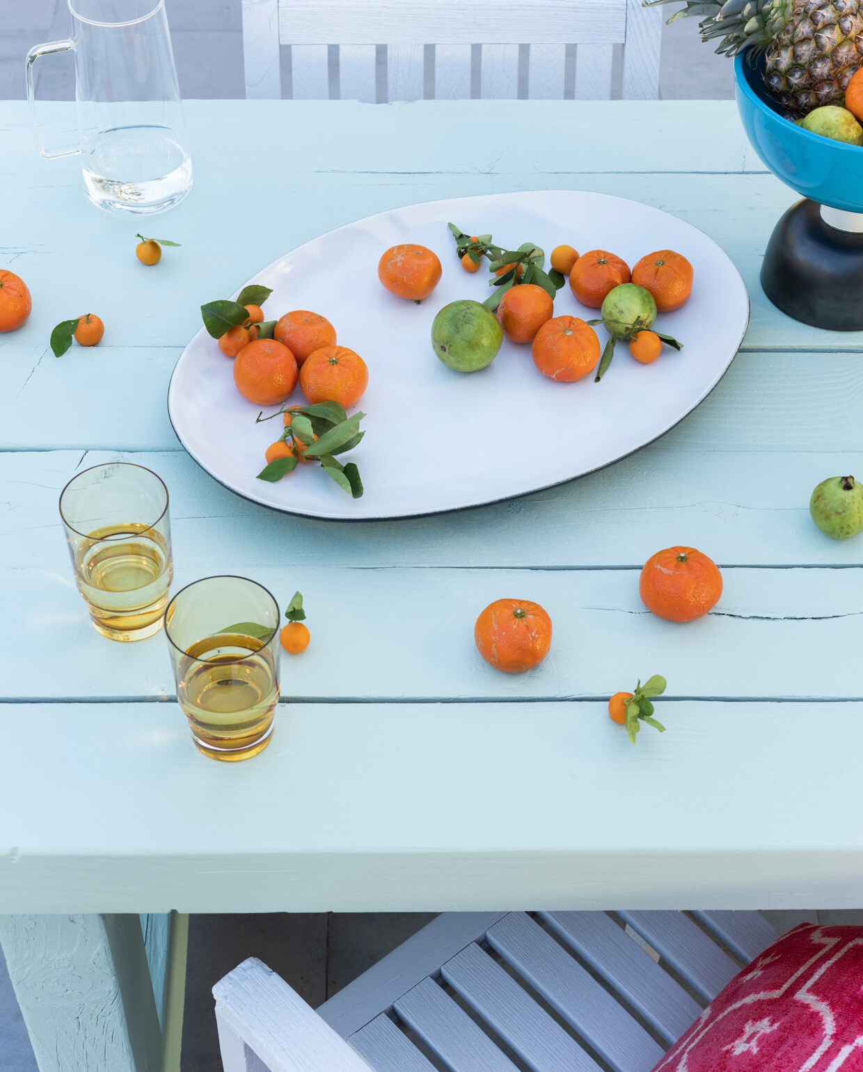 Tafel in Palm No. CC4 en stoelen in Salt No. CC5, beide Exterior Eggshell. Farrow &amp; Ball california verfcollectie met Kelly Wearstler | Fotograaf: Joyce Park