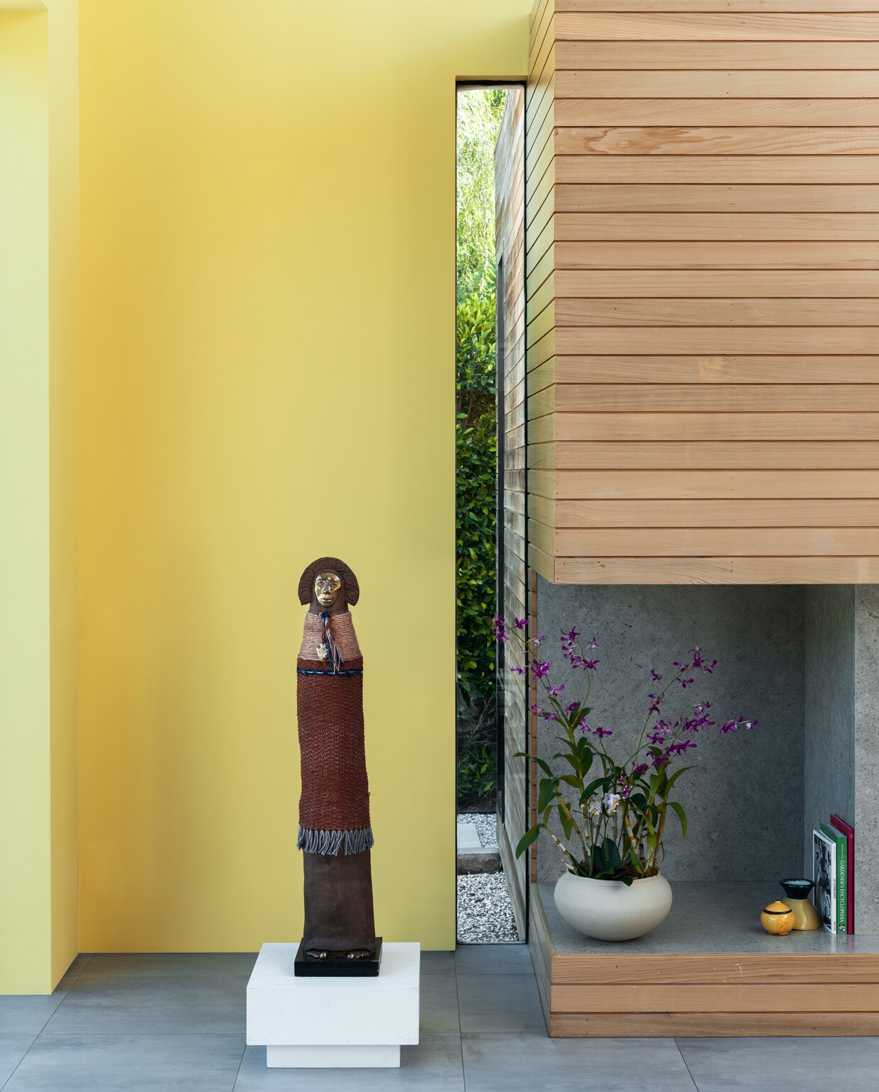 Op de muur: Citrona No.CC3 Estate Emulsion Farrow &amp; Ball california verfcollectie met Kelly Wearstler | Fotograaf: Joyce Park