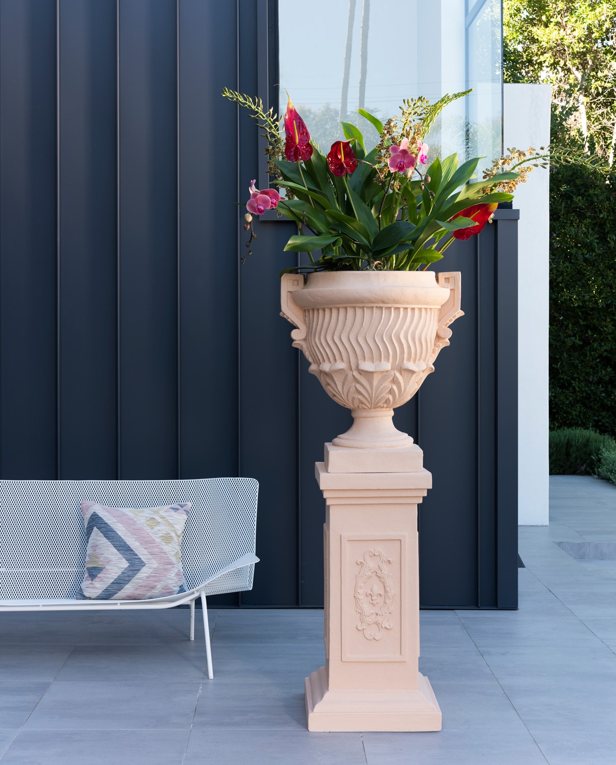 Bloempot op voetstuk in Faded Terracotta No. CC8, stoel in Salt No. CC5 en de muren in Tar No. CC1, Exterior Eggshell. Farrow &amp; Ball california verfcollectie met Kelly Wearstler | Fotograaf: Joyce Park