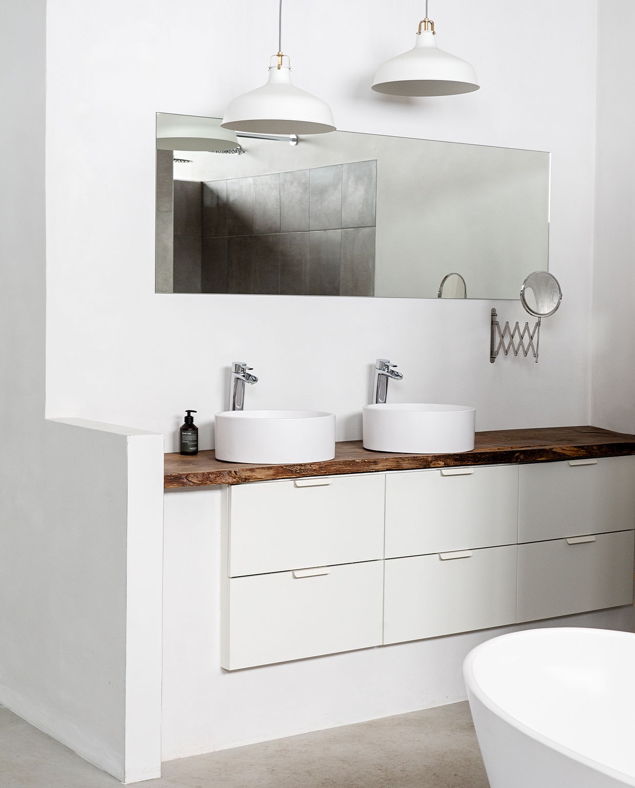 Badmeubel zelfgemaakt van resthout uit de fabriek. Lades Ikea. Waskommen matwit composiet Solid Surface. Watervalkranen Praxis. vtwonen 01-2022 | styling Ilona Jongepier | fotografie Dana van Leeuwen | visagie Djolien de Kreij