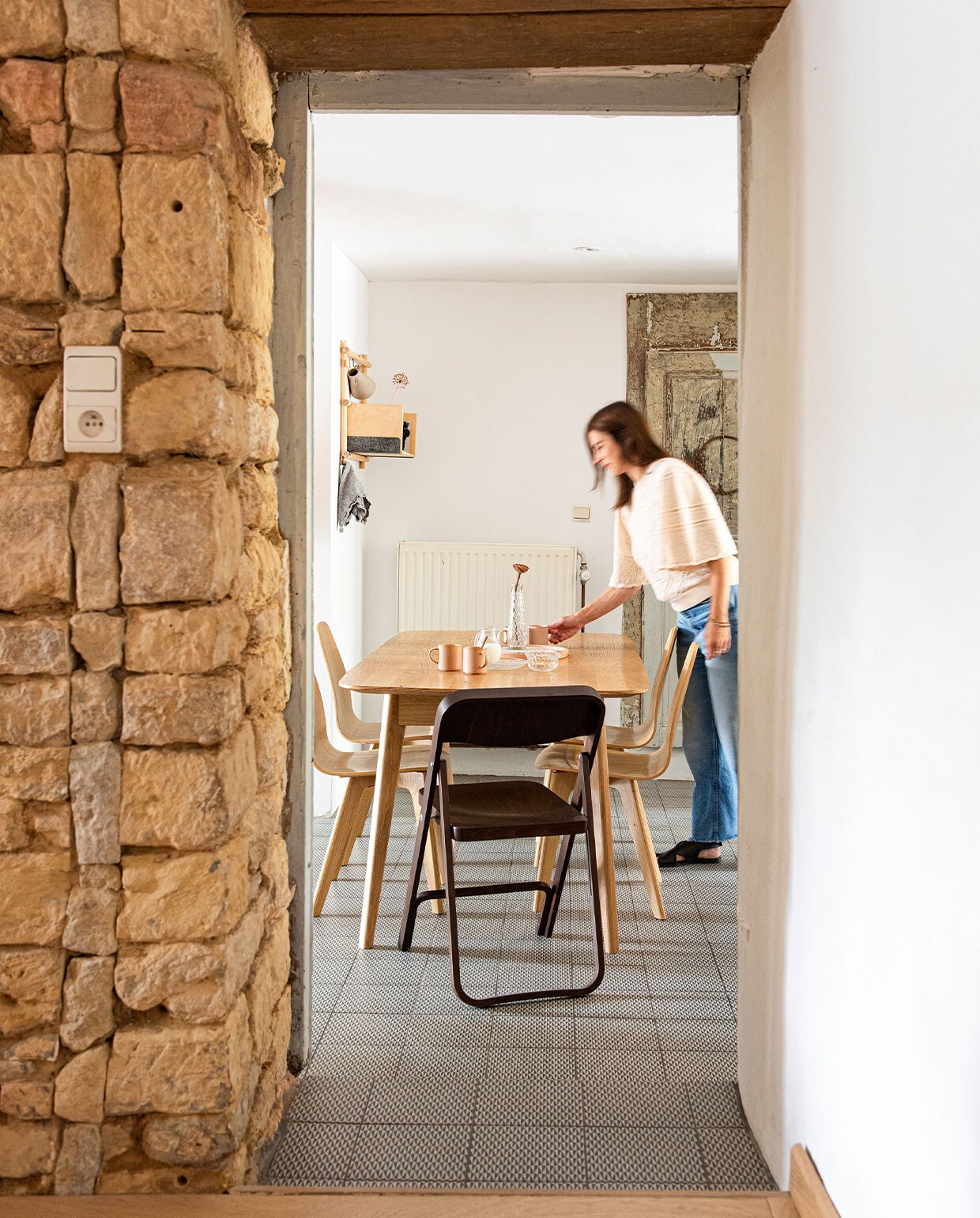 Klapstoel Fameg, tafel en stoelen La Redoute, wandplank Gethoeked. vtwonen 3-2022 | productie De Binnenkijkers | styling Jeske Weel | fotografie Caroline Coehorst | tekst Chris Muyres