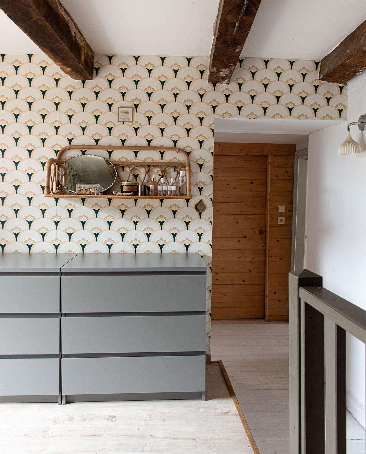 Behang van Papermint Paris, wandlamp Kartell, ladekasten Ikea, wandrek Le Petit Souk. vtwonen 3-2022 | productie De Binnenkijkers | styling Jeske Weel | fotografie Caroline Coehorst | tekst Chris Muyres