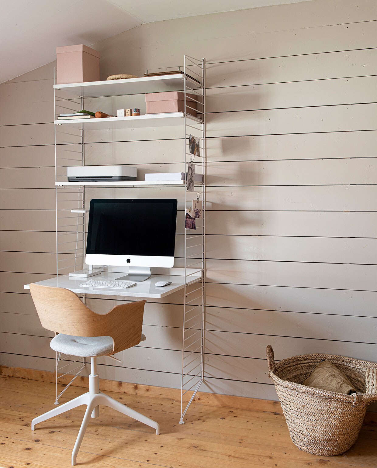 Wandsysteem met bureau String Furniture, mand Tine K Home, stoel Ikea. vtwonen 3-2022 | productie De Binnenkijkers | styling Jeske Weel | fotografie Caroline Coehorst | tekst Chris Muyres