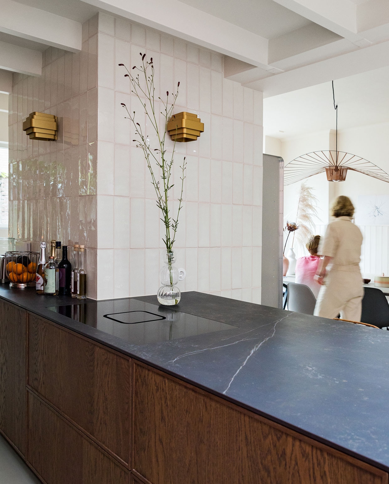 vtwonen 2-2022 | styling Ilona Jongepier | fotografie Dana van Leeuwen keuken witte tegels
