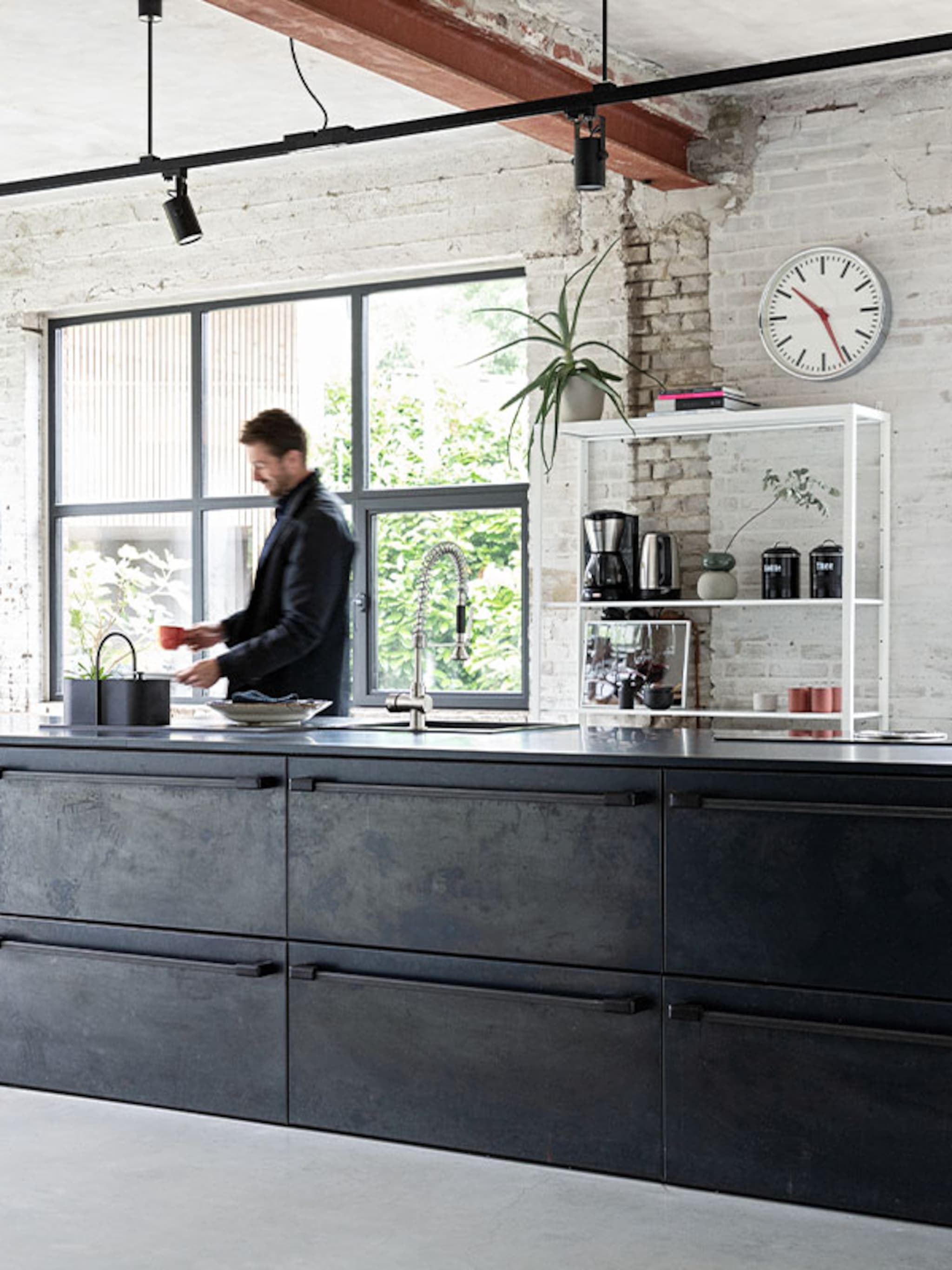 deze kleuren en materialen maken de zwarte keuken nog mooier