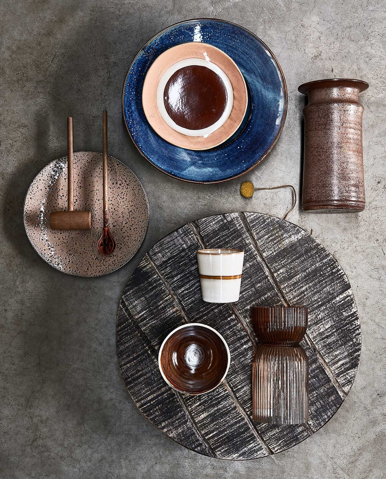 Pastabord blauw, 28,5 cm (Ø) € 24,95, dessertbord met cirkel, 17,5 cm (Ø), per 2 € 16,95, klein bord taupe, 22,5 cm (Ø), per 2 € 19,95, bruine kom, 11,5 cm (Ø) € 7,50, mok € 8,50 (hkliving.nl). Houten plank 40 cm (Ø) € 44,95 (deeekhoorn.com). Vaas € 20,-, houten keukengerei per stuk € 5,- (neeflouis.nl). Glazen ribbelvaas, 24 cm (h) € 35,99 (fonq.nl). vtwonen 3-2022 | Styling Fietje Bruijn | Fotografie Dennis Brandsma