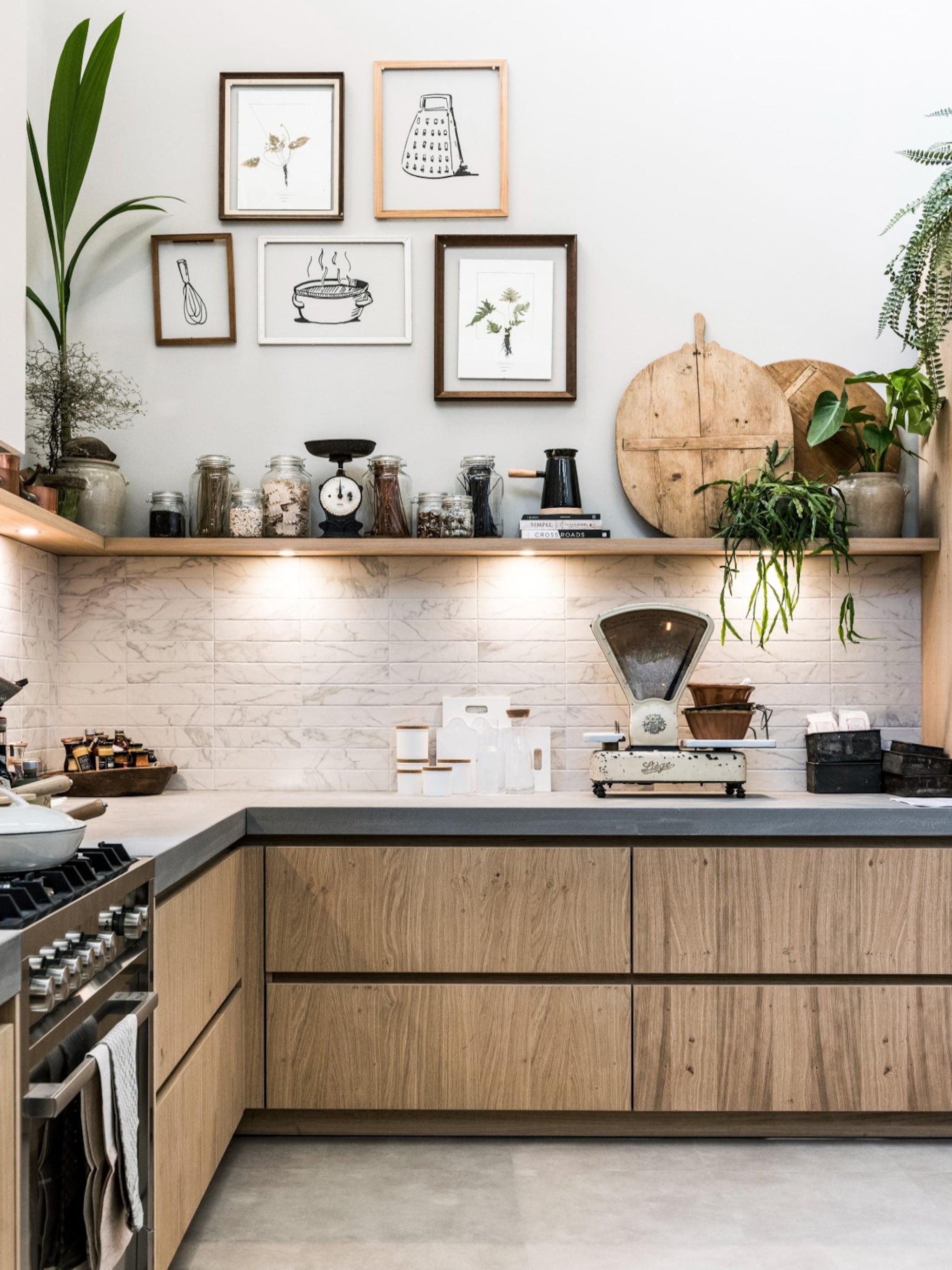 kunst in de keuken zo vrolijk je de eethoek op met lijsten