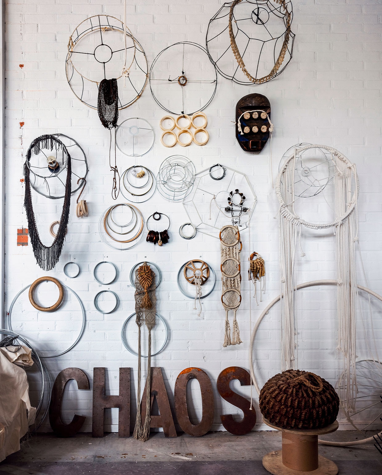 ‘Deze wand hangt vol verzamelingen die mij inspireren, van geknoopte uilen tot vintage textiele werken en oude lampenframes. Die frames lijken op de ringen die ik verwerk in mijn sculpturen.’ vtwonen 03-2022 | Fotografie Ernie Enkelaar | Tekst Eveline Stoel\n