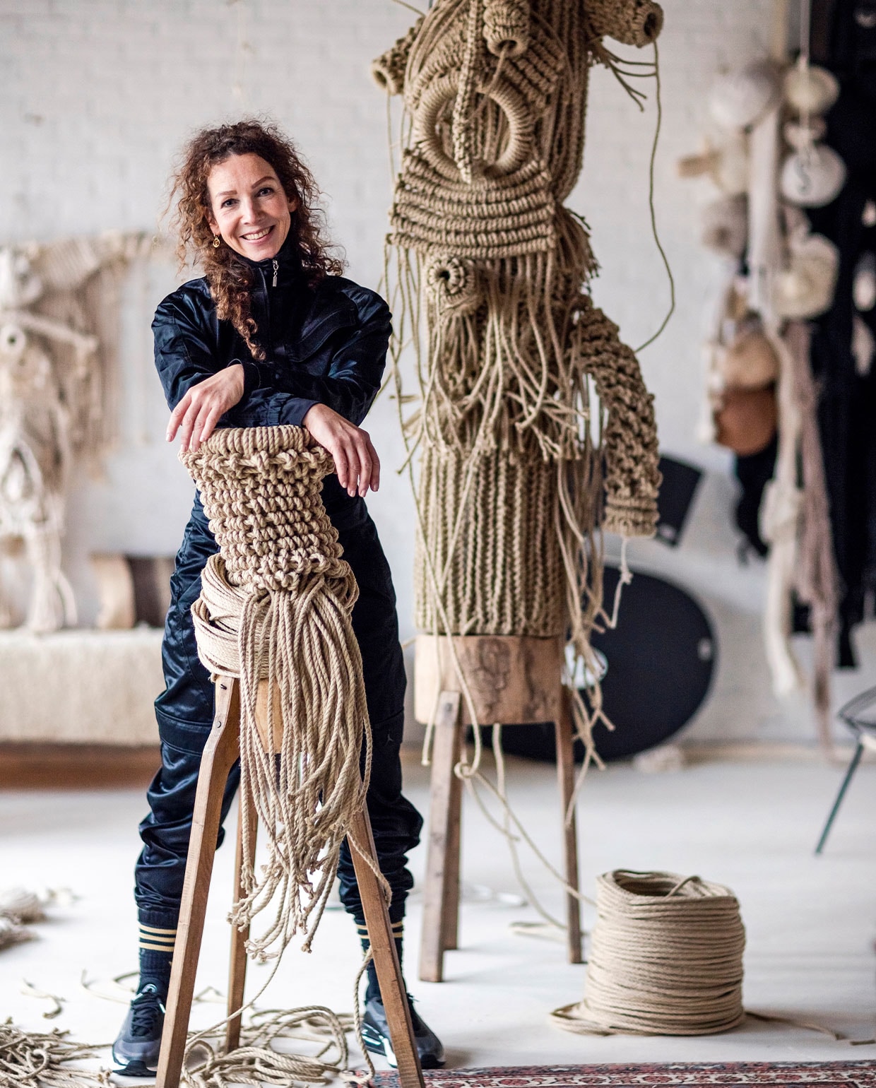 Sandra werkt met getwijnd katoentouw van een Europese touwslagerij, in natuurlijke kleuren. Is een sculptuur bestemd voor buiten, dan gebruikt ze hempex: synthetisch touw met een hennep-uitstaling. vtwonen 03-2022 | Fotografie Ernie Enkelaar | Tekst Eveline Stoel\n
