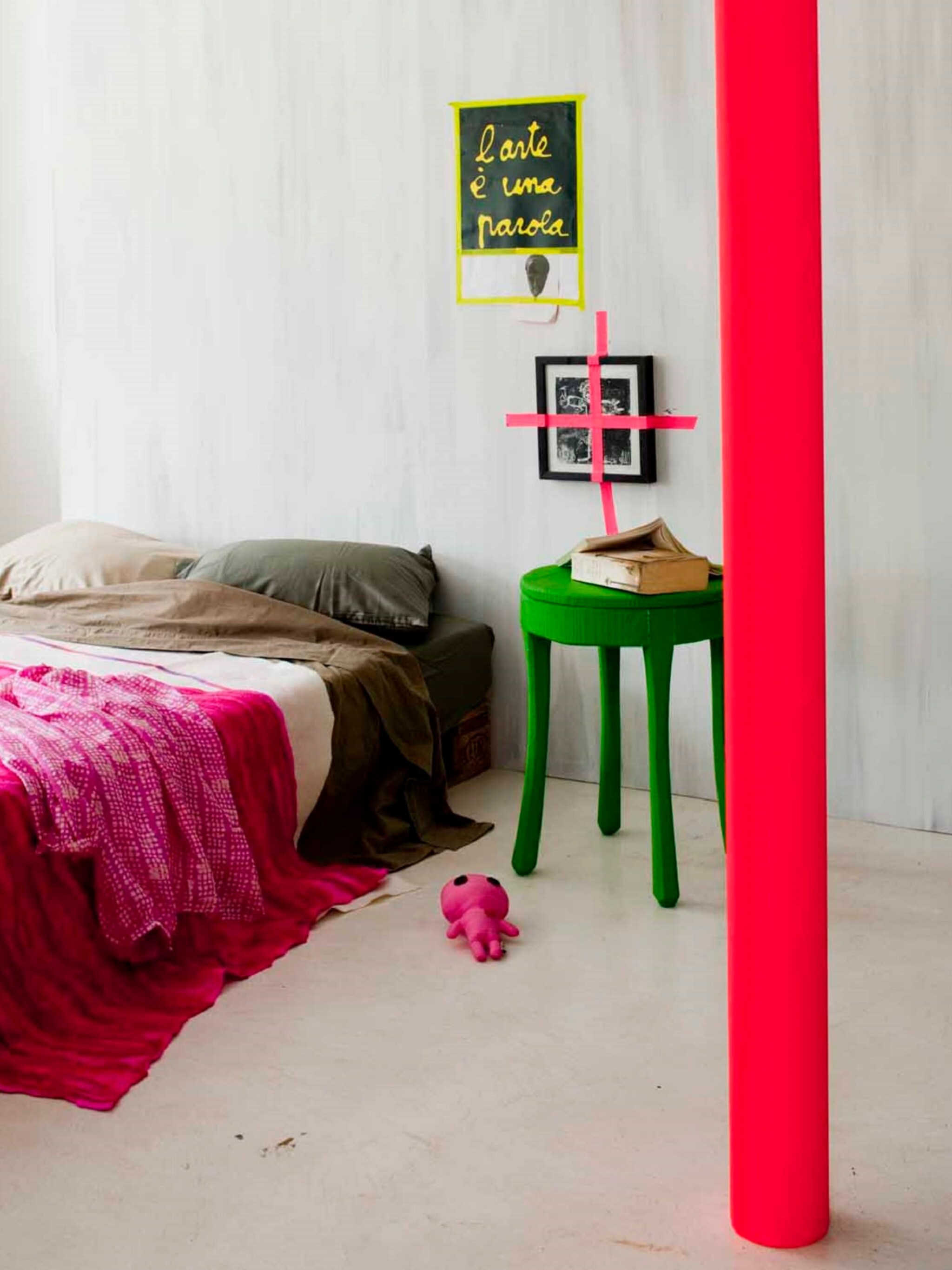 zo pas je de opvallende trendkleuren neon toe in de slaapkamer