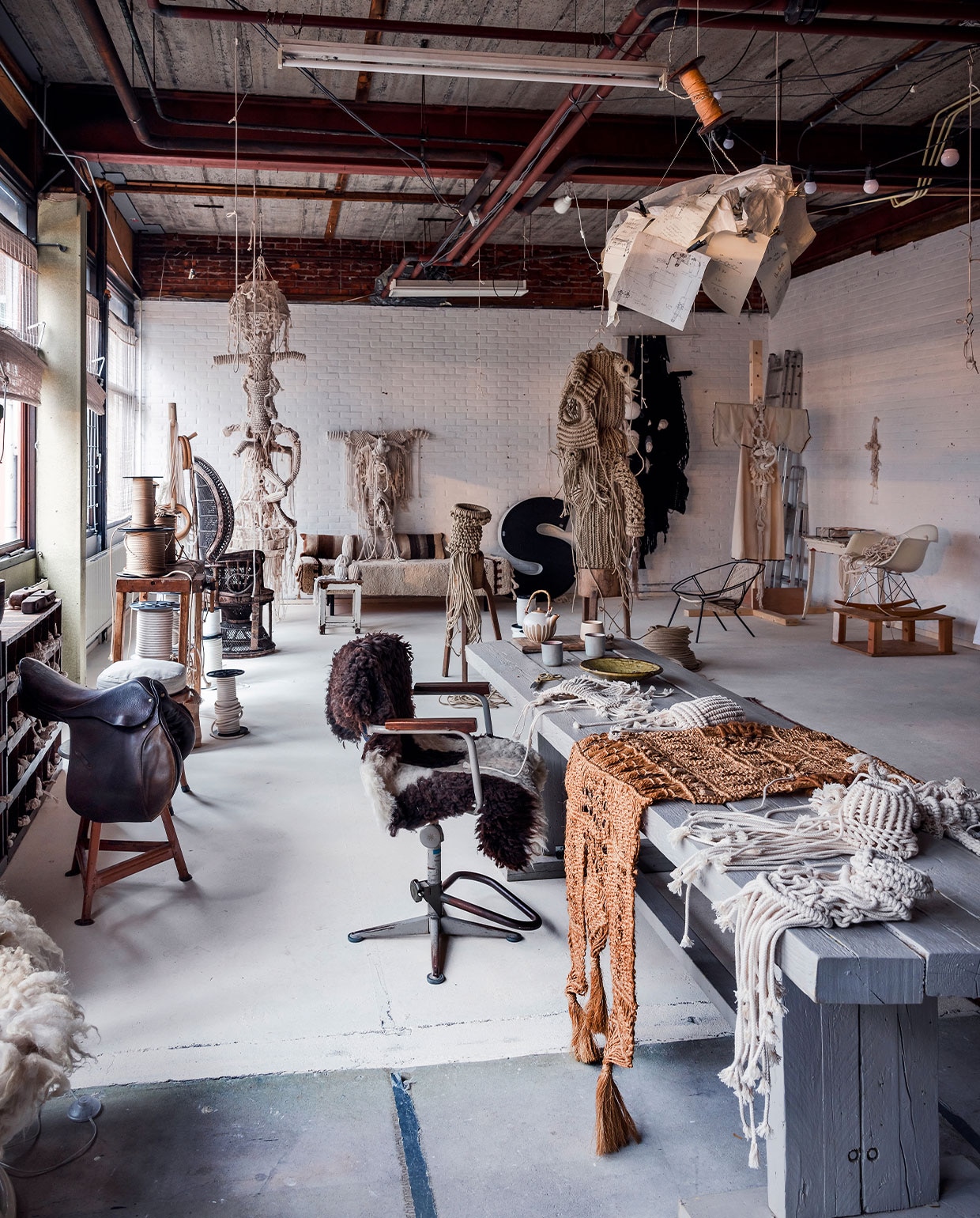 Toen ze voor een project in opdracht van Louis Vuitton kilo’s leerstalen opgestuurd kreeg, wist Sandra dat ze een groter atelier nodig had. Het werden twee doorgebroken klaslokalen in een voormalige school in Groningen. vtwonen 03-2022 | Fotografie Ernie Enkelaar | Tekst Eveline Stoel\n