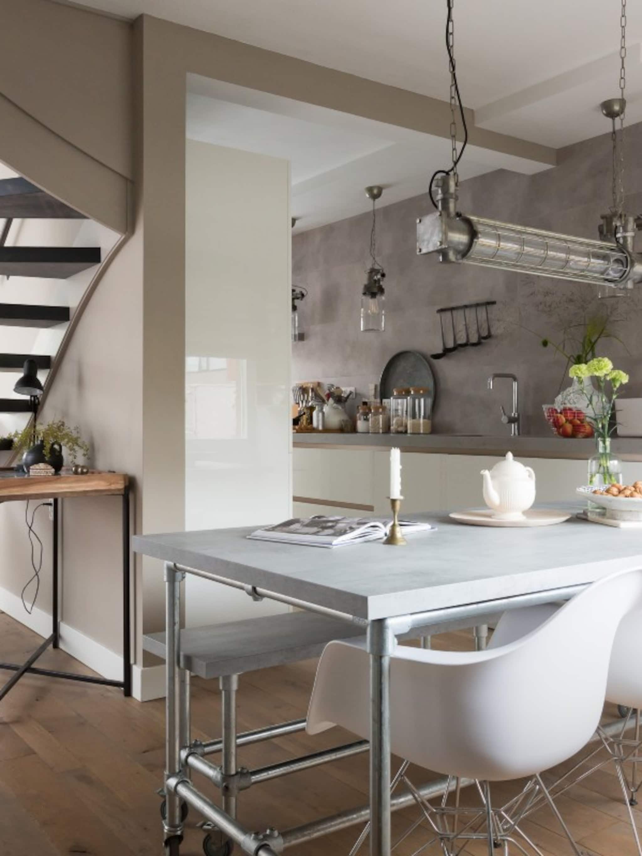 zo geef je een strakke designkeuken een warme make over