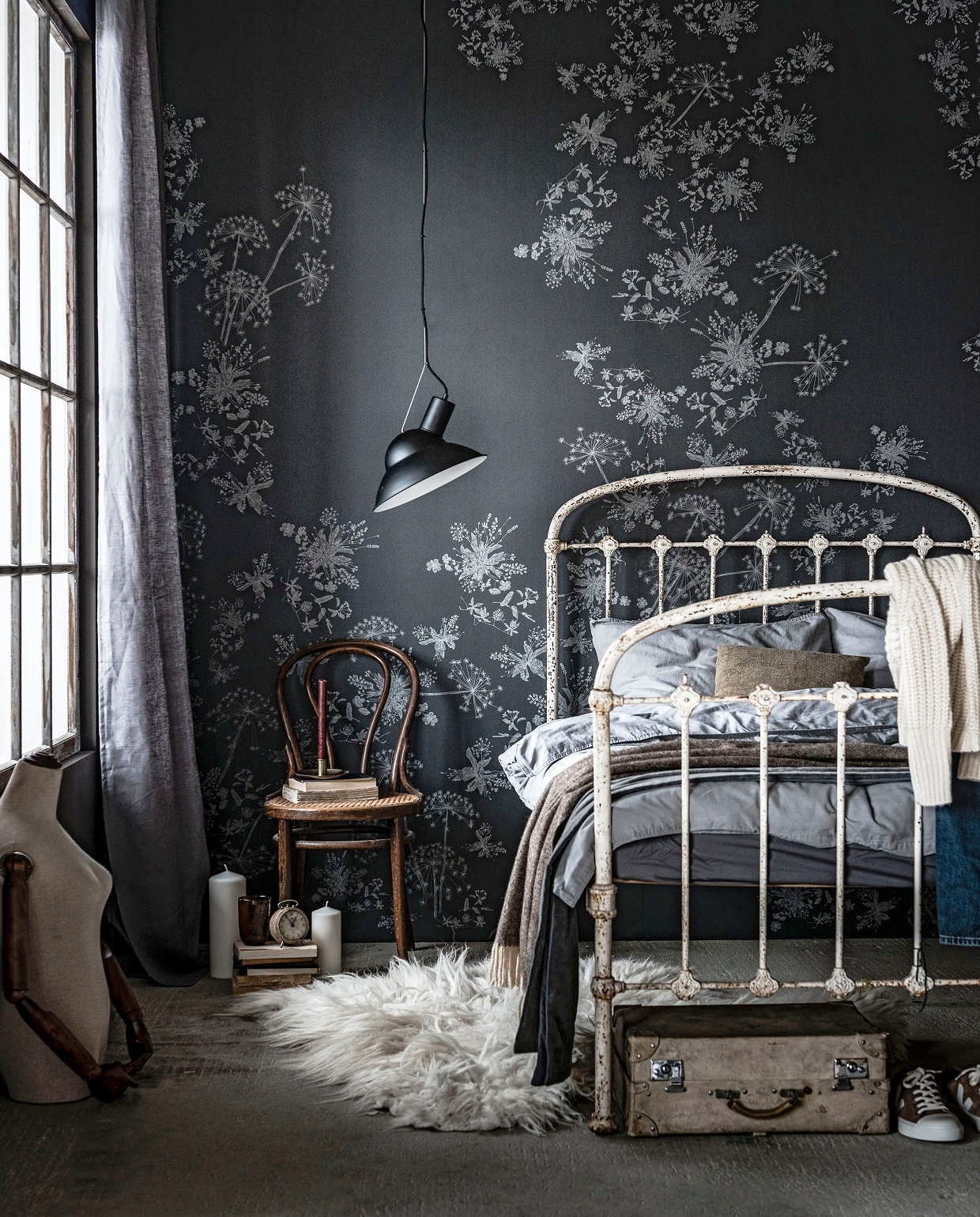 M.m.v. ikea.com (gordijn, xl kaarsen, dekbedovertrek, matrashoes), neeflouis.nl (houten stoel), vandijkenko.nl (paspop, schapenvel), weldaad.com (kandelaar), com-anders.nl (spijlenbed), stadspaviljoennoord.nl (fluwelen sprei, wollen sprei, linnen kussen), sixandsons.nl (kleding, schoenen). Overig privébezit. vtwonen 2019-2, styling Danielle Verheul | Fotografie Sjoerd Eickmans