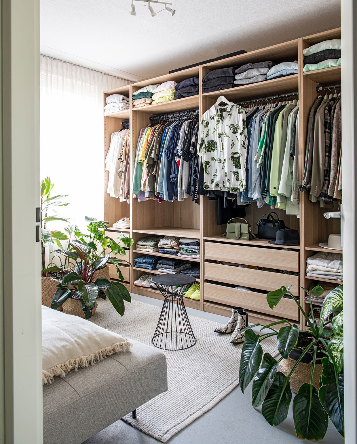 Kledingkast Ikea, kleed H&amp;M Home, bank Karwei, tafel en manden Kwantum. Planten Philodendron Imperial Red en Philodendron Imperial Green. vtwonen 3-2022 | Productie Insidehomepage | Styling Esther Jostmeijer | Fotografie Louis Lemaire