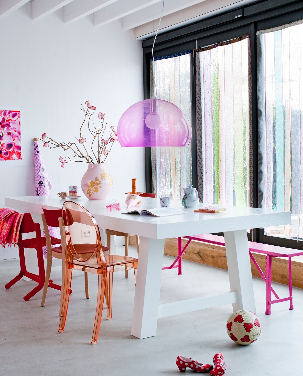 beeld vtwonen Roze bank, kleur in kleine ruimte