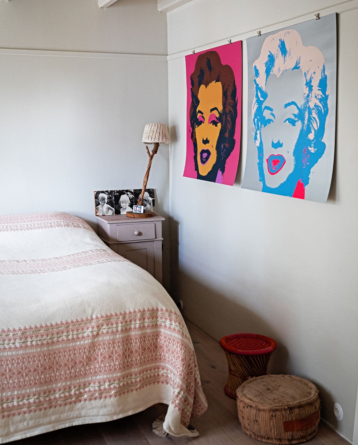 Kast brocante markt. Zeefdruk Marilyn Monroe van Andy Warhol via Sunday B. Morning. Lamp en poef Loods 5. Rieten kruk Hema. Overig herkomst onbekend. vtwonen 2-2022 | styling Ilona Jongepier | fotografie Dana van Leeuwen | tekst Martine de Hoog