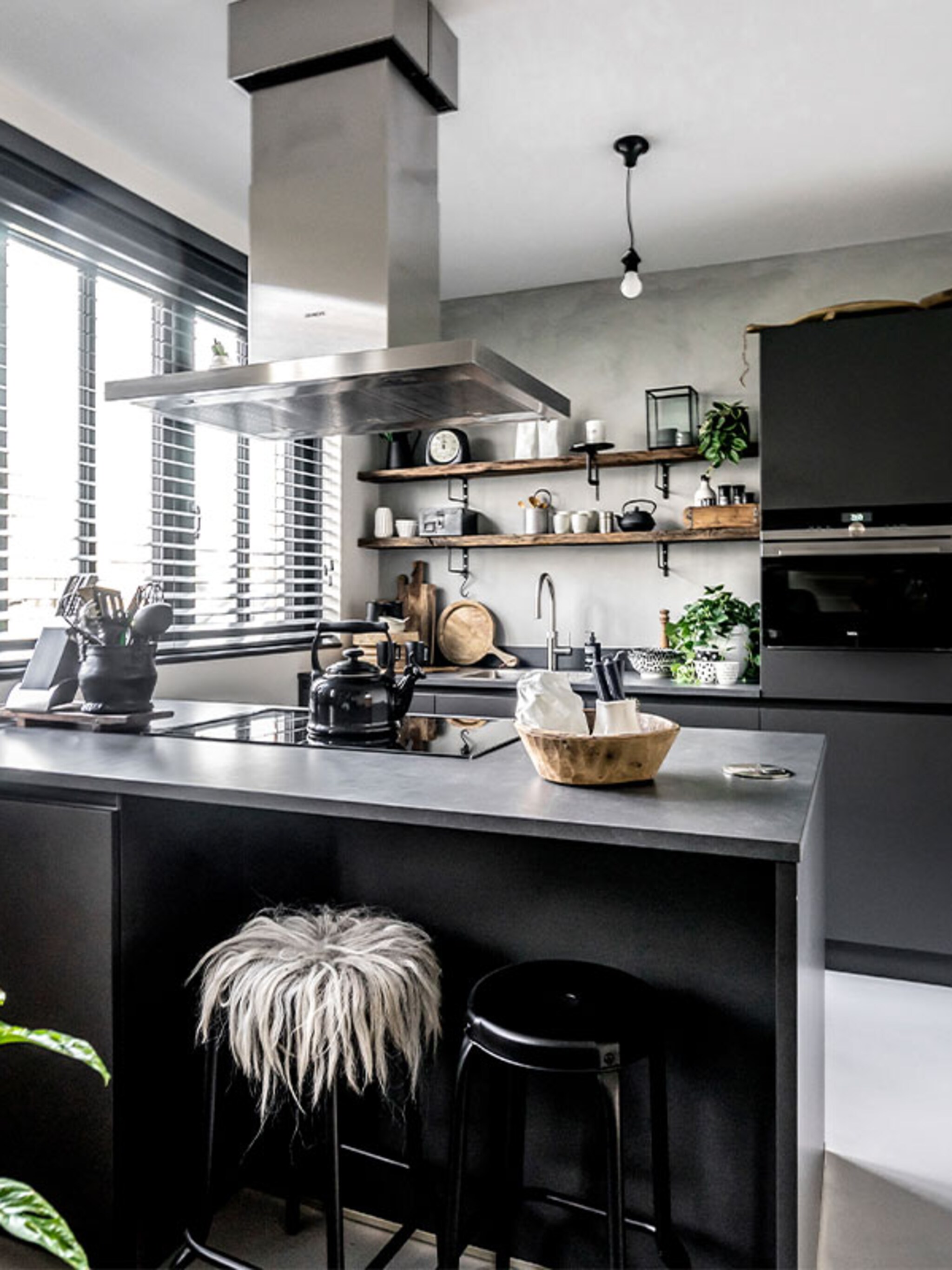 binnenkijken in een basic keuken met betonlook en hout