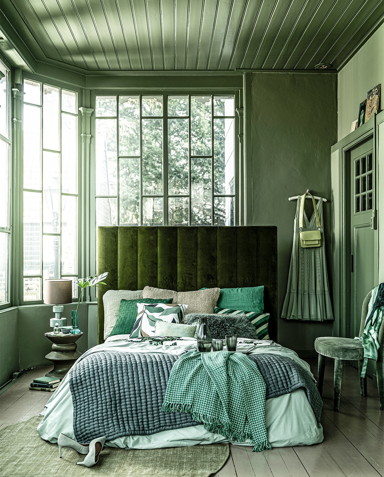 Middendeel uit driedelig bed groen velours, 306×145 cm € 4330,-, lamp € 315,- (roche-bobois.com). Linnen kussenslopen links en rechts, per stuk € 37,-, kussen midden € 275,- (couleur-locale.eu). Kussen blokjes € 59,95, kussen streep € 49,95, geweven plaid € 35,- (hinck.nl). Kussen bladeren € 7,99, mintgroen katoenen dekbedovertrek, 240×220 cm € 39,99, dekbedovertrek bladeren € 24,99, schoenen € 49,99, geurtje € 14,99, handcrème € 7,99, jurk € 39,99, beha € 14,99 (hm.com). Vachtkussen € 69,-, groene glazen vaas prijs op aanvraag (loods5.nl). Kussen bloemprint € 36,-, keramieken schaaltje € 39,50 (ottomania.nl). Nachtkast € 558,-, glazen kan € 45,-, glas medium € 20,-, small € 16,- (homestede.nl). Kunstleren tas € 69,95 (wearelabels.com). Ochtendjas € 219,95 (bijenkorf.nl). Velours stoel € 3086,- (covanderhorst.nl). Dienblad van Point virgule € 35,50, vloerkleed Pt washed cotton round, Ø 150 cm € 59,99 (vtwonen.nl). Tatami quilt, 90×180 cm € 155,- (archive-store.nl). Notitieboeken, per stuk € 19,95 (maisonnl.com). Muurhaak vanaf € 0,78 (sostrenegrene.com). Kledinghanger privébezit. vtwonen 04-2020 | styling Liza Wassenaar | fotografie Sjoerd Eickmans
