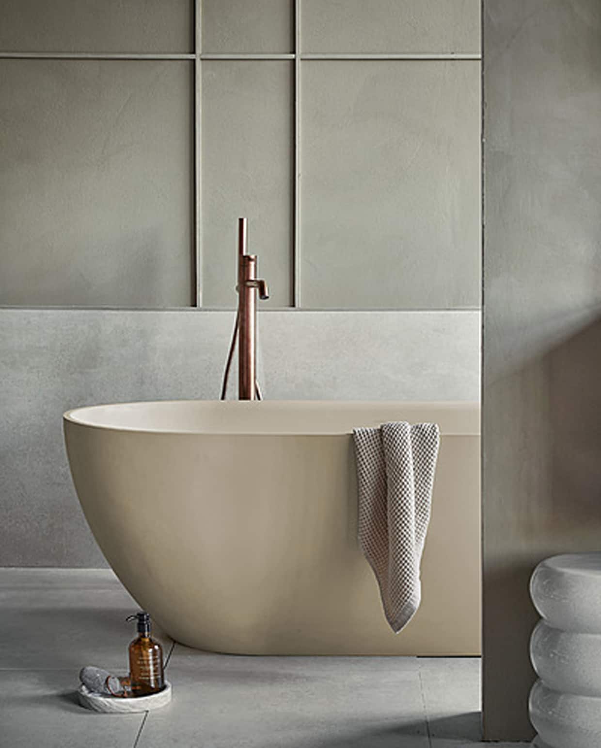 Top Solid bad Endless in zand, 160x73x57 cm (lxbxd), inhoud 200 liter € 4780,- (ook in grijs en zwart). Op de vloer vtwonen tegels Raw Sand, 60×120 cm, per m² € 74,-. Achter het bad vtwonen tegels Raw Sand, 80×80 cm, per m² € 69,50. productie Tanja Saarberg | styling Kim van Rossenberg | fotografie Peggy Janssen