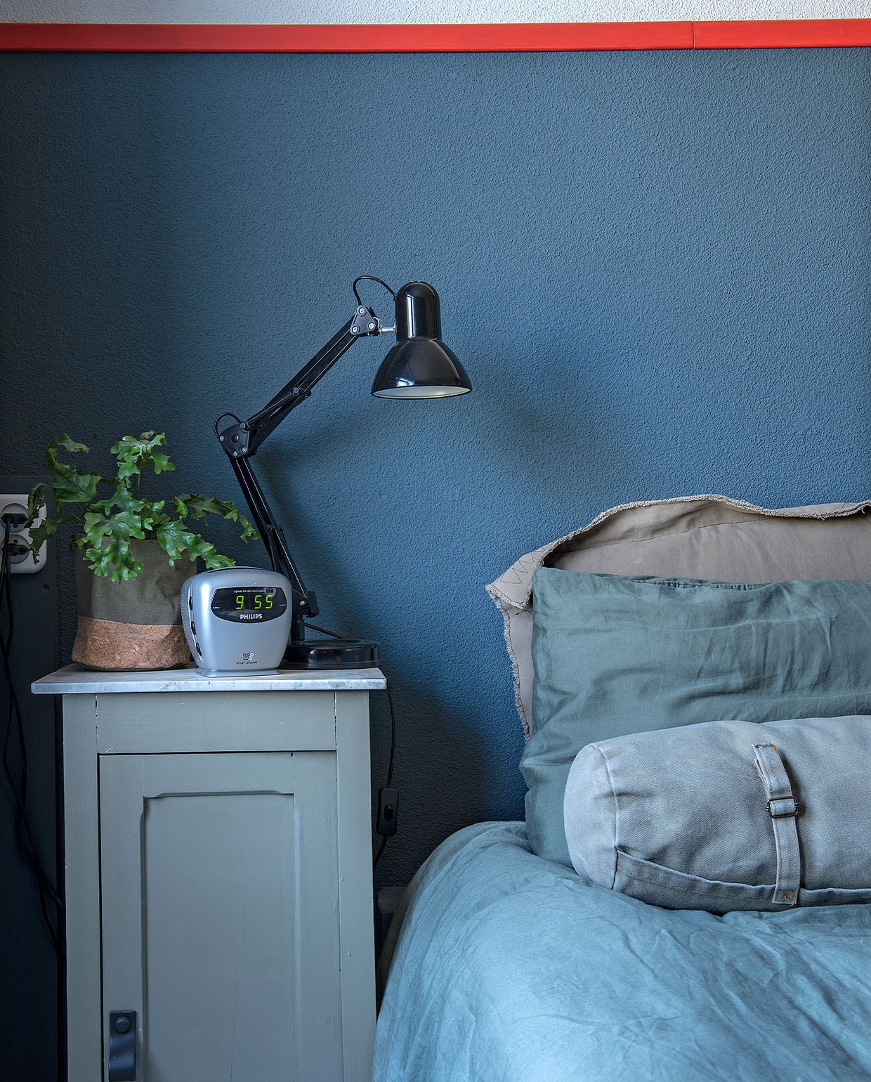 Verf wand- en kast Vintage blauw van Karwei. Nachtkastje kringloop. Wekker Philips, bureaulamp Kwantum, bloempotzak Intratuin, bedlinnen Hema, rolkussen Loods 5, grijs kussen onbekend. vtwonen DIY special 4 | fotografie Ton Bouwer | productie Monique van der Pauw