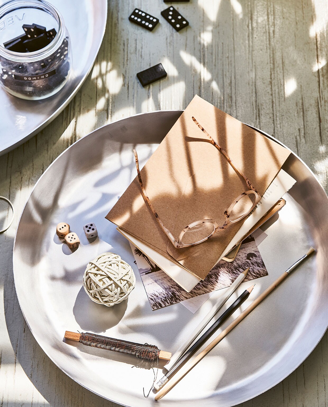 Zilverkleurige metalen schaal 42×5 cm (Øxh) € 49,95, ook verkrijgbaar in 55×6 cm (Øxh) € 69,95. Overige items privébezit. Productie Tanja Saarberg | Styling Marlies Does | Fotografie Bart Brussee