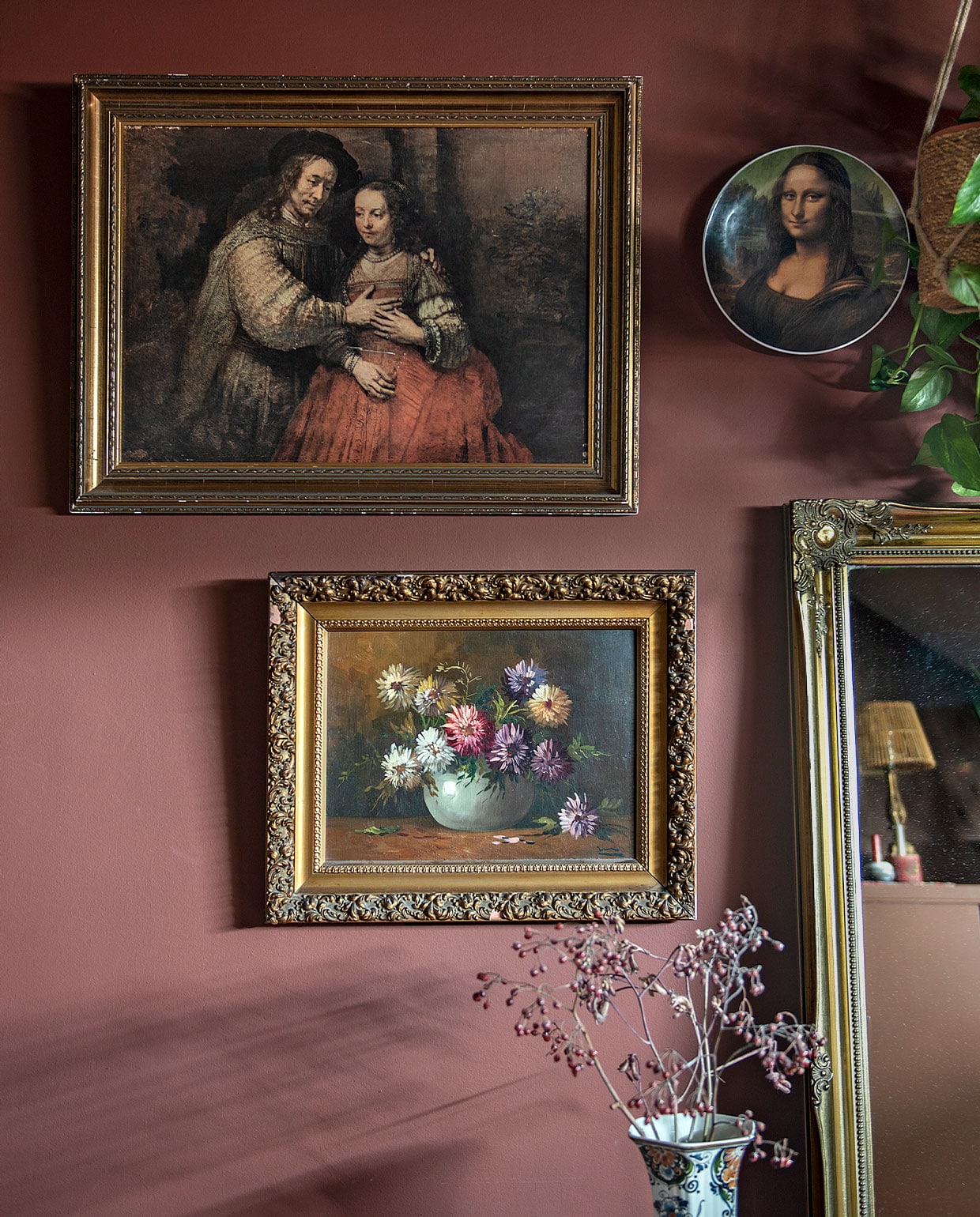 Het bloemenschilderij komt uit Bas’ familie, het andere is een kringloopvondst. Bord Mona Lisa is gekocht in een museumwinkel, de grote spiegel in een antiek- zaak. vtwonen DIY special 4 | Fotografie Ton Bouwer | Productie en tekst Monique van der pauw
