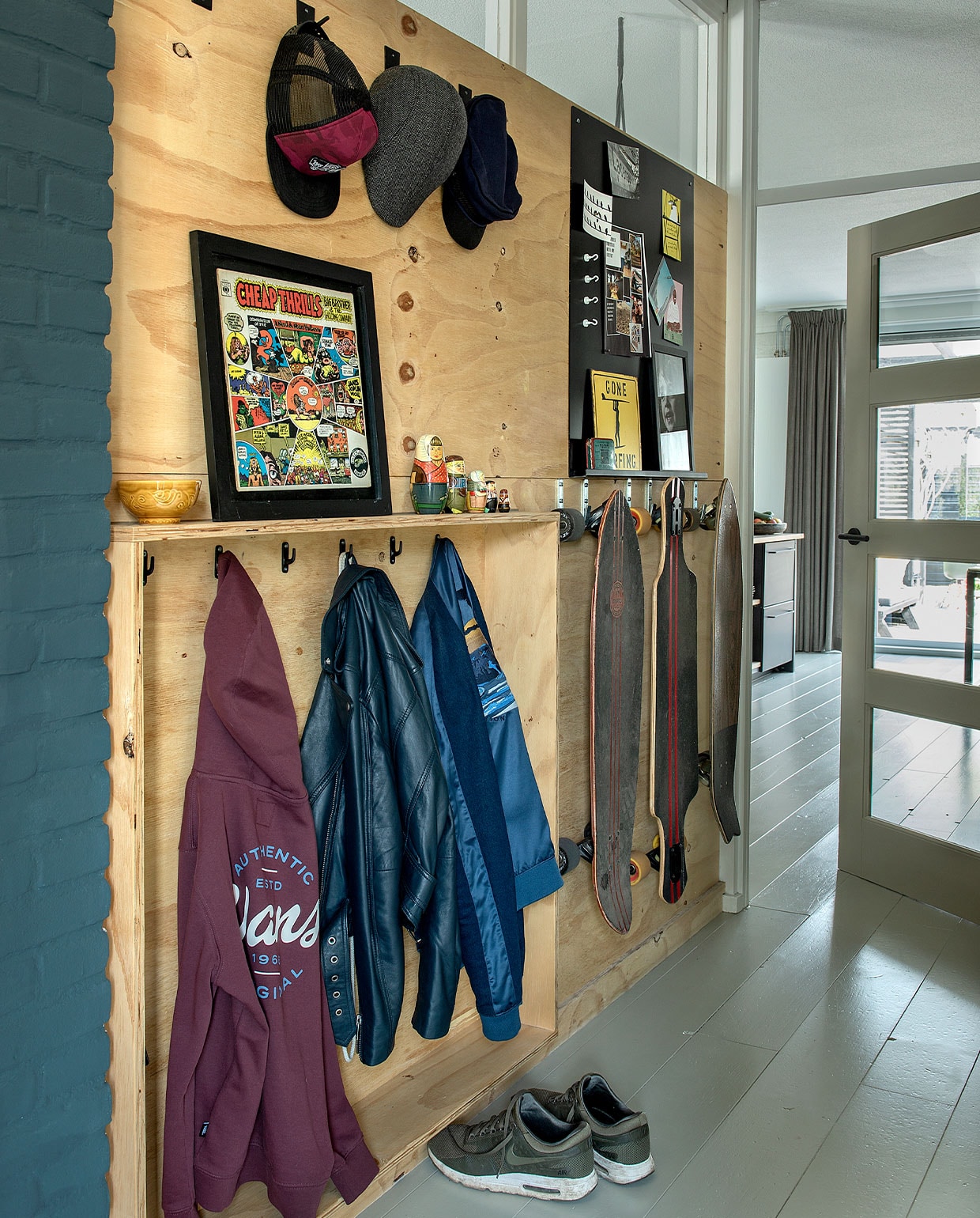 Stalen memobord gemaakt door Bas en een collega. Haken Karwei. Zwarte lijst Ikea. Matroesjka’s kringloop. Overig onbekend. vtwonen DIY special 4 | Fotografie Ton Bouwer | Productie Monique van der Pauw